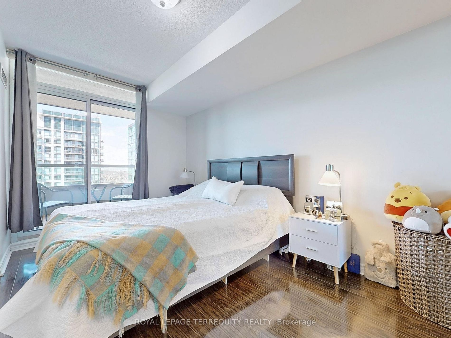 335 Rathburn Rd W, #2202