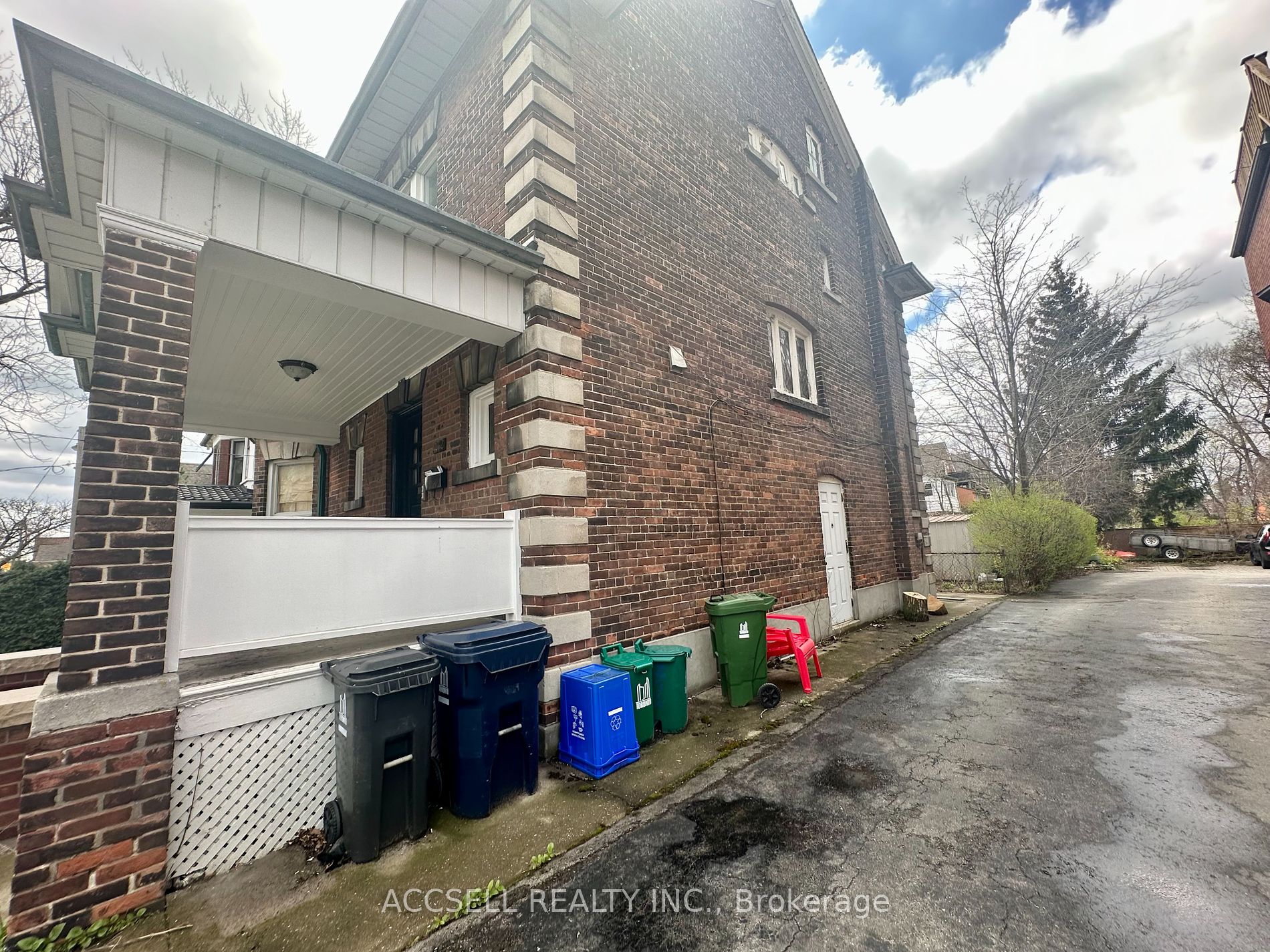 272 Roncesvalles Avenue