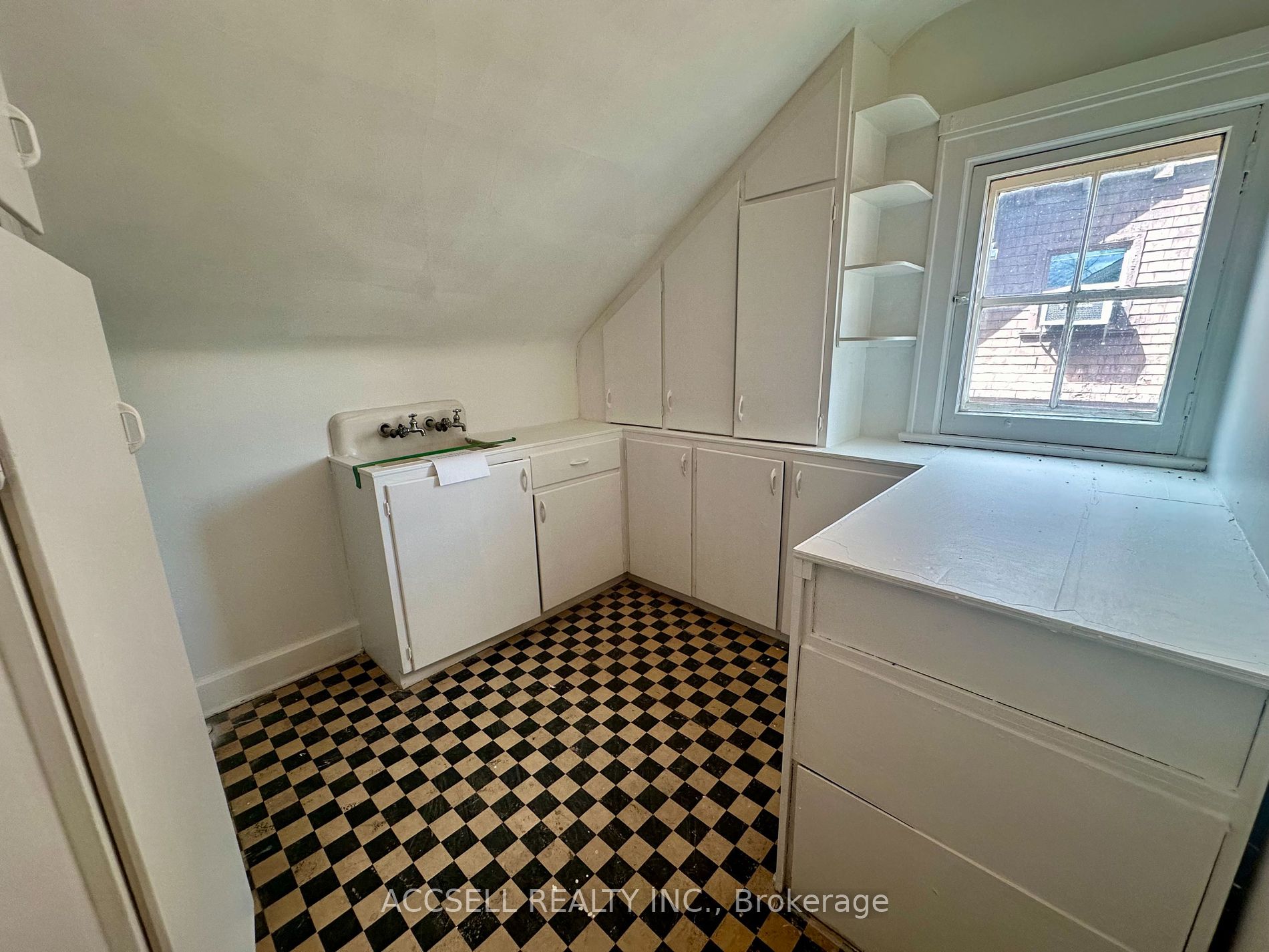 272 Roncesvalles Avenue