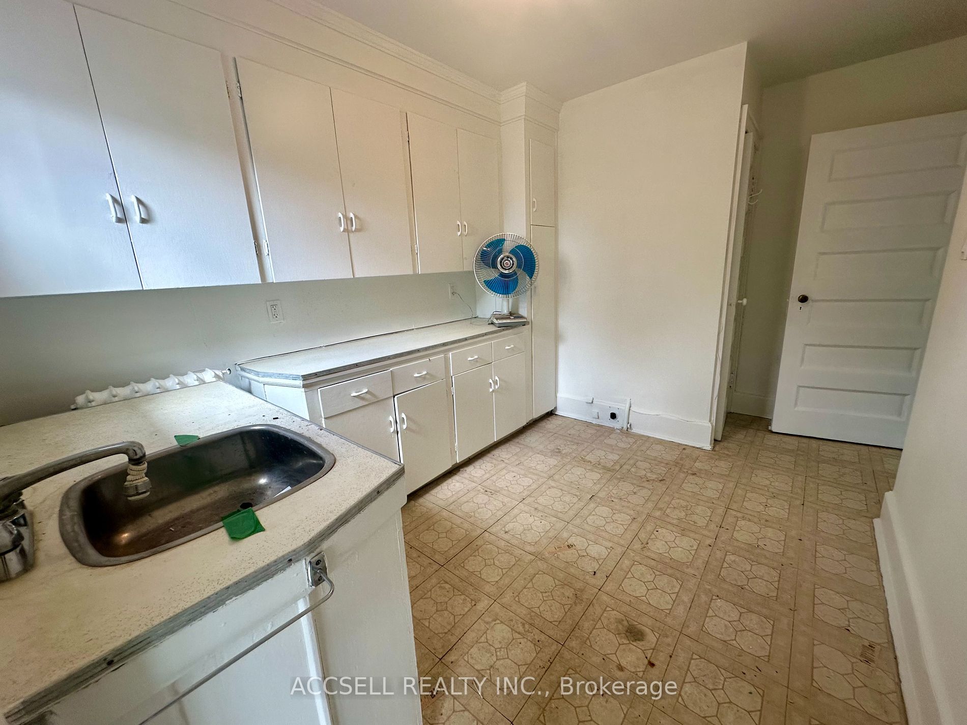 272 Roncesvalles Avenue