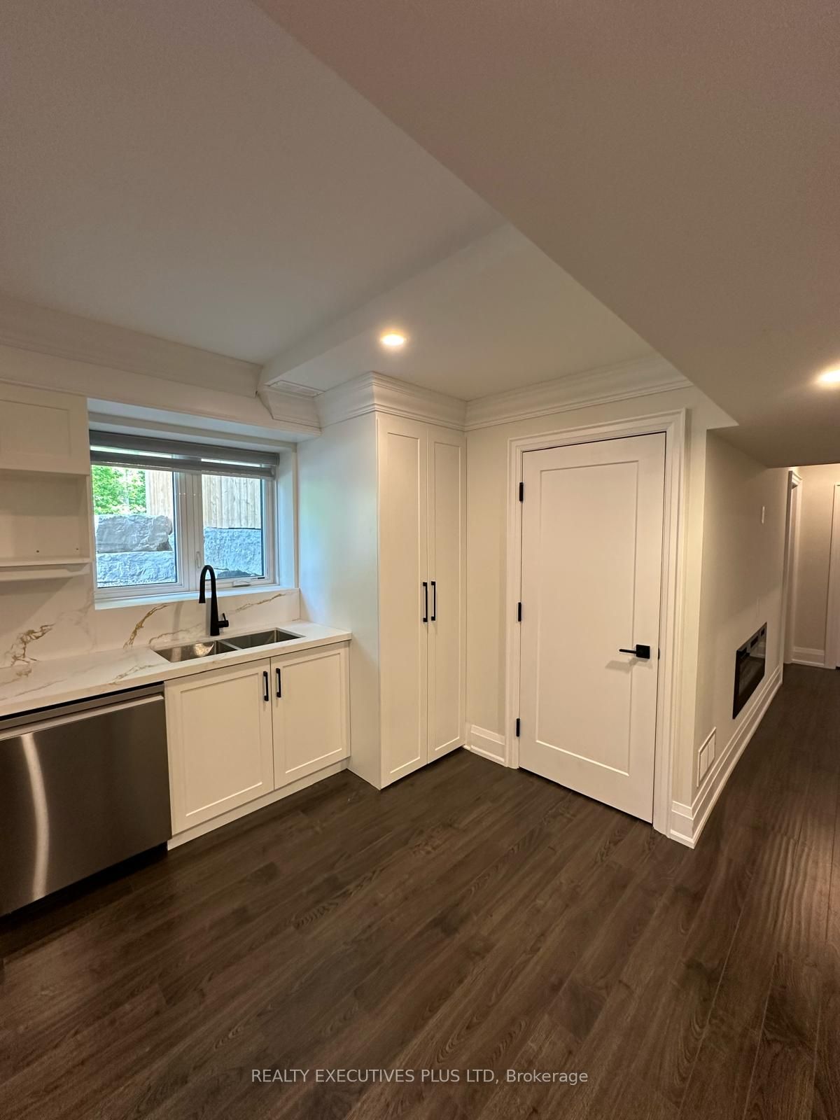 3 Larry St