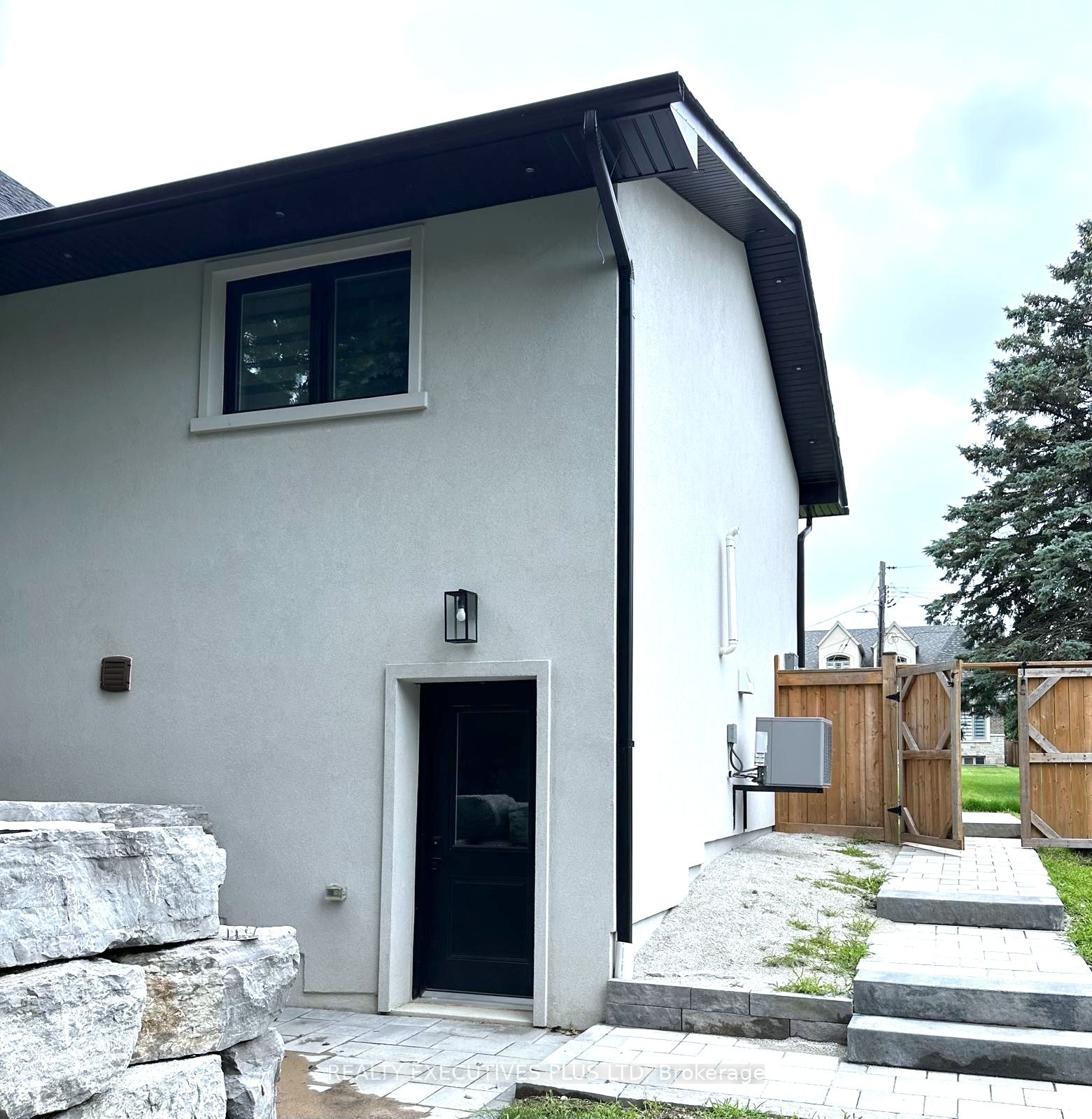3 Larry St