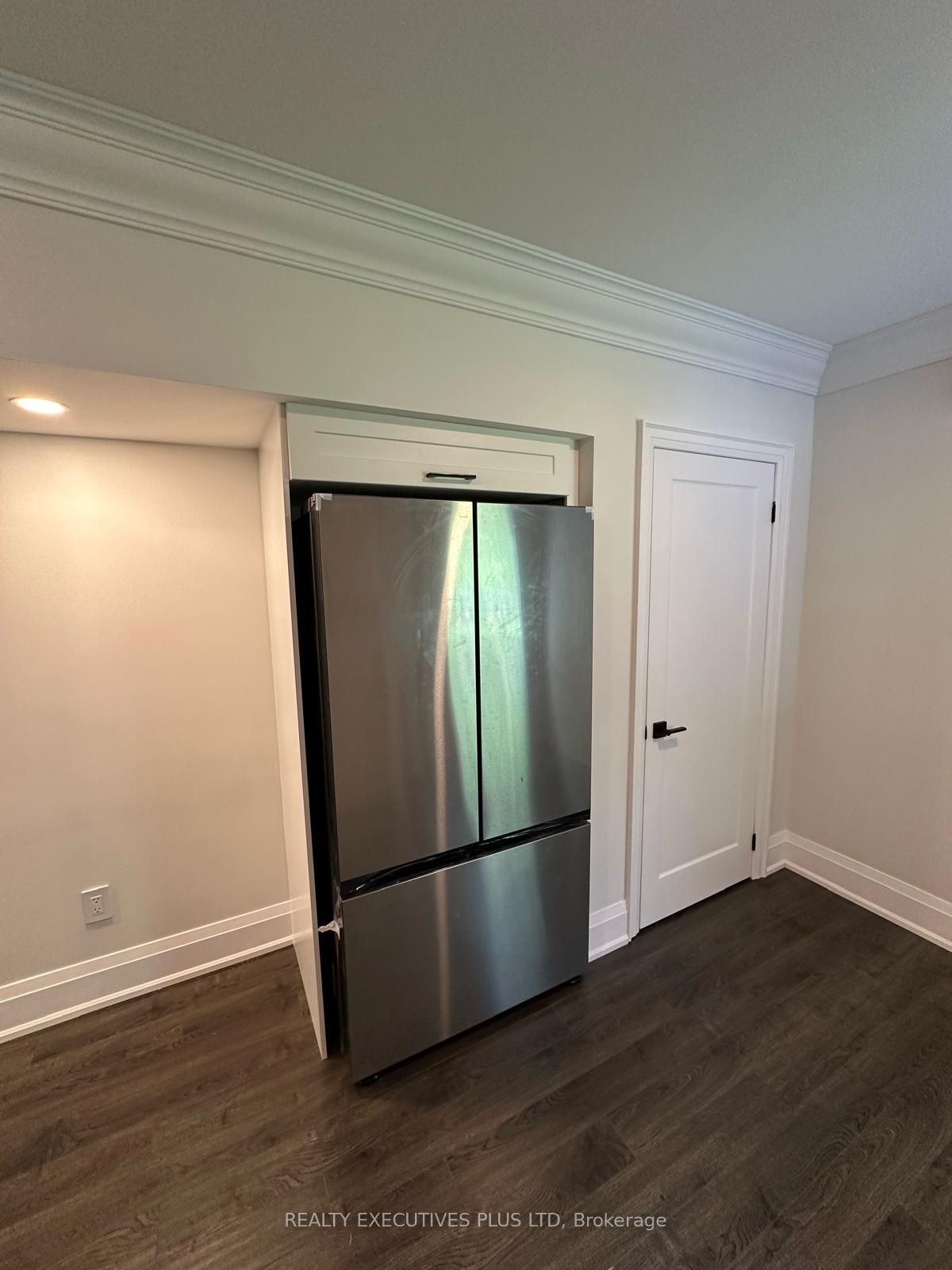 3 Larry St