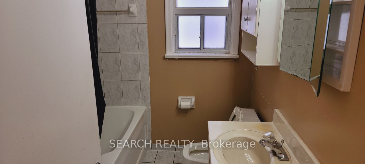 8 Northampton Dr