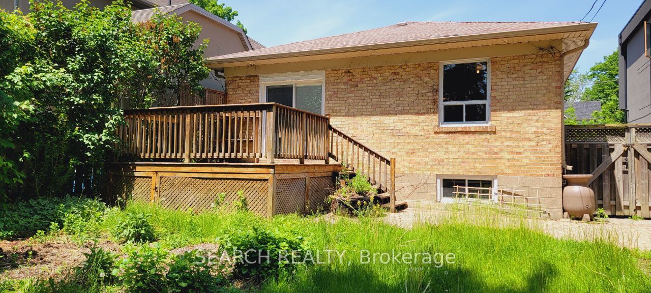 8 Northampton Dr