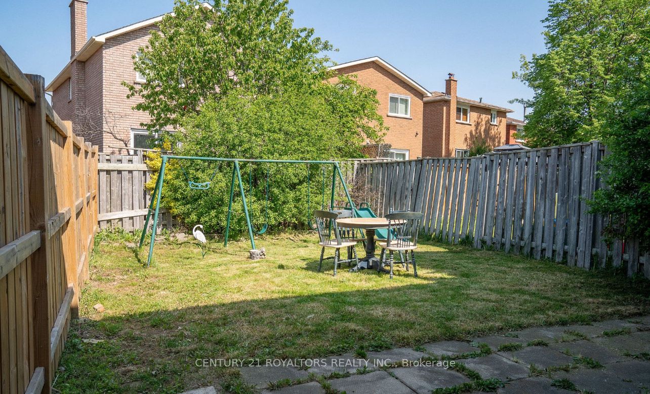 60 Dutch Cres