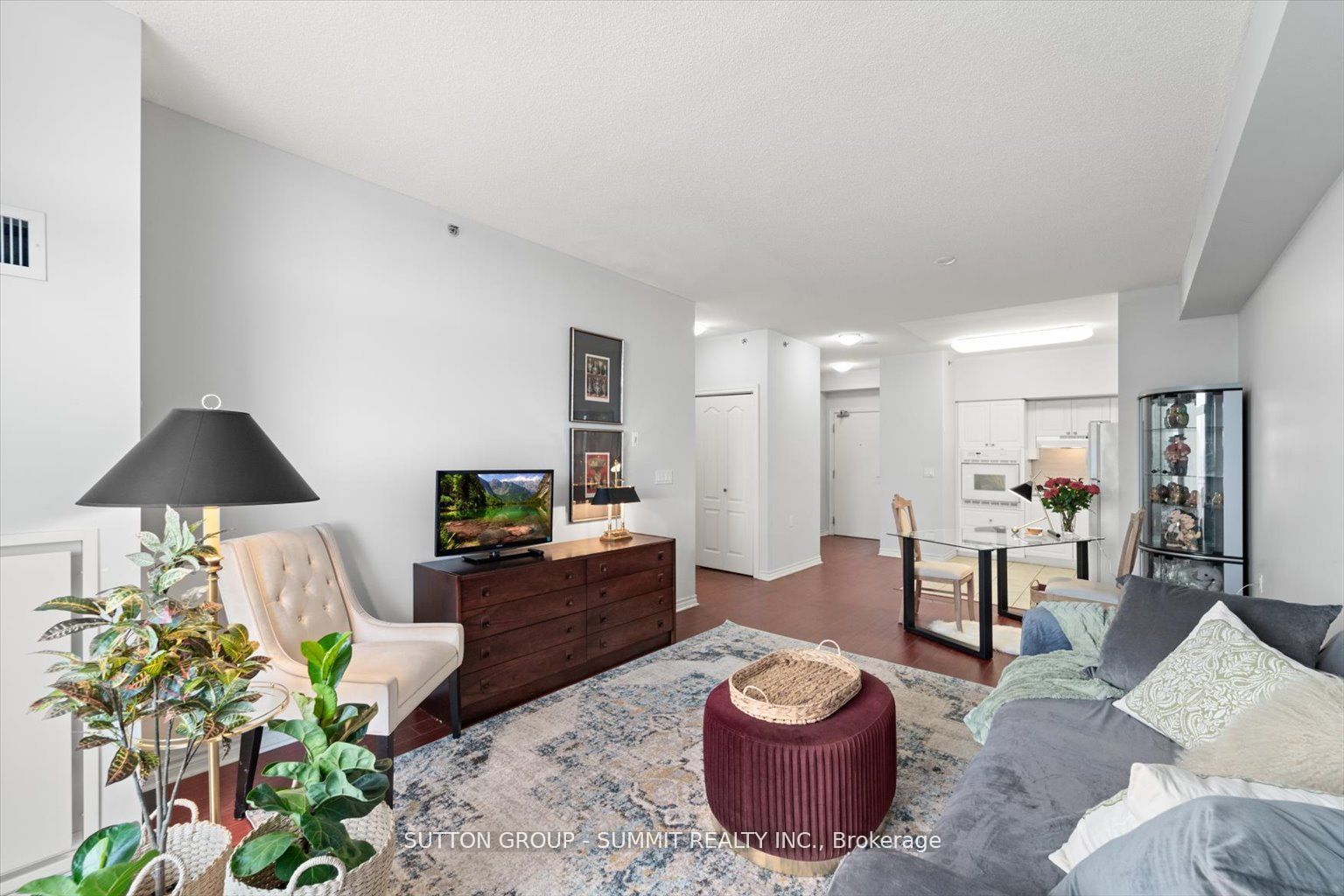 810 Scollard Crt, #701