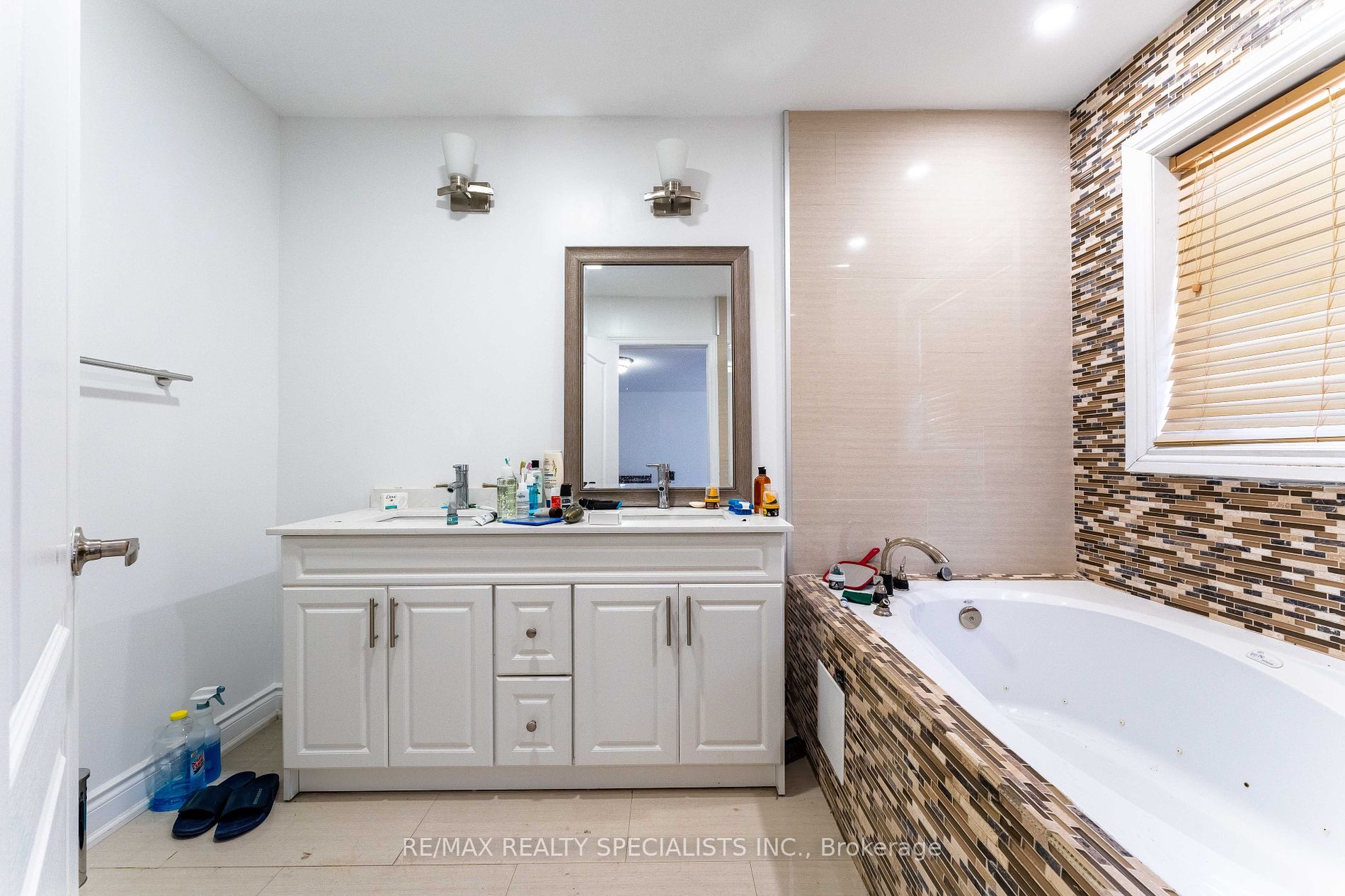 3533 Eglinton Ave W
