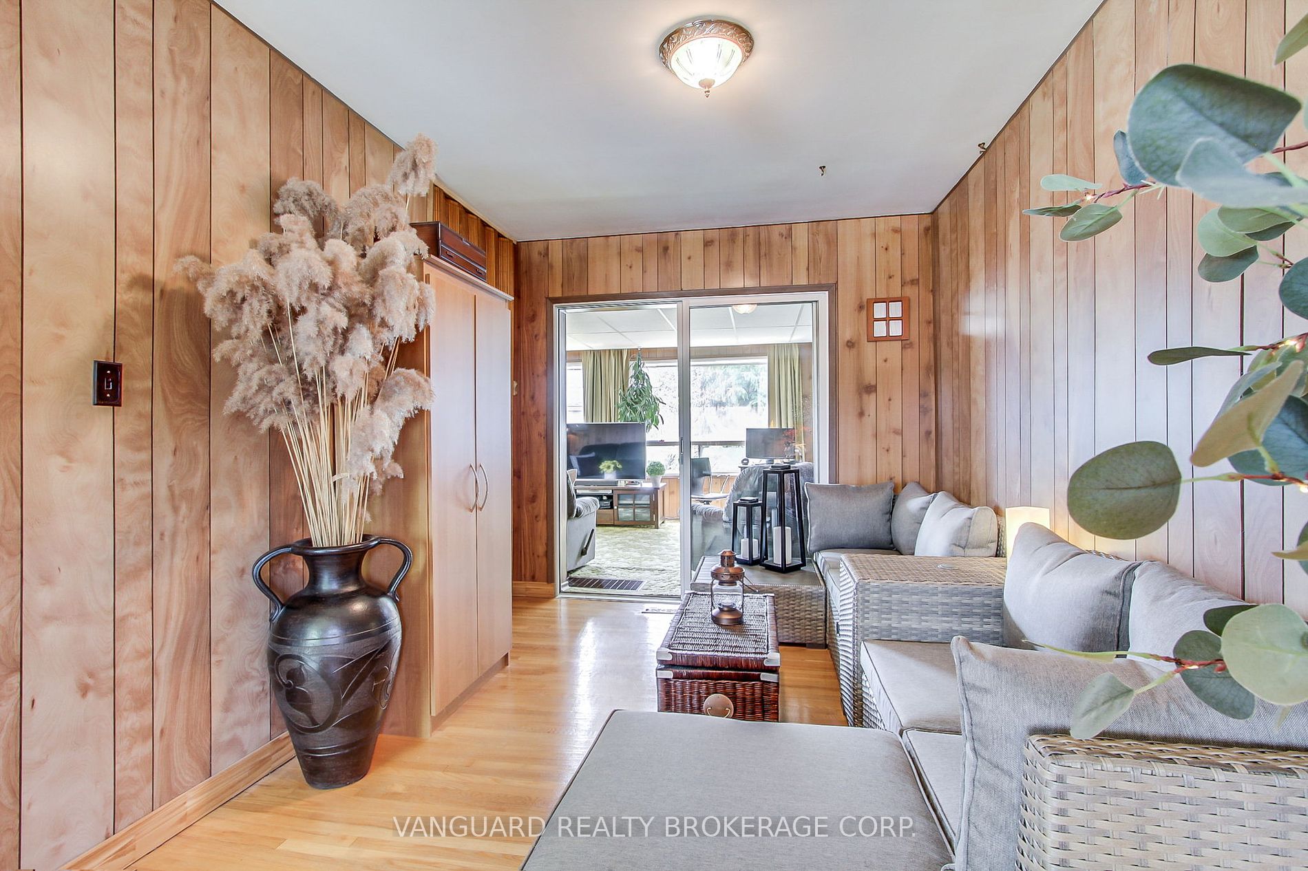 92 Ellwood Dr W