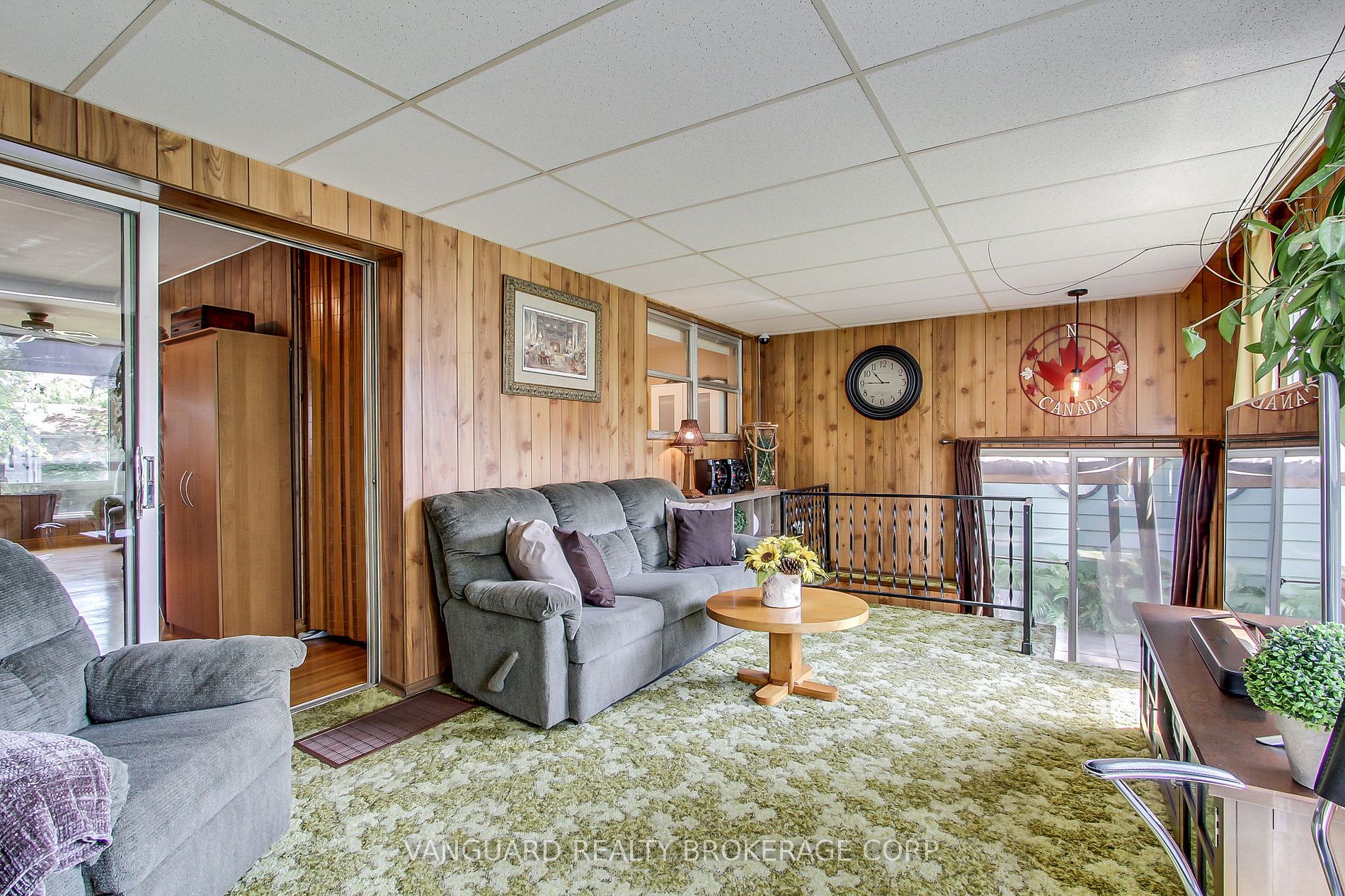 92 Ellwood Dr W