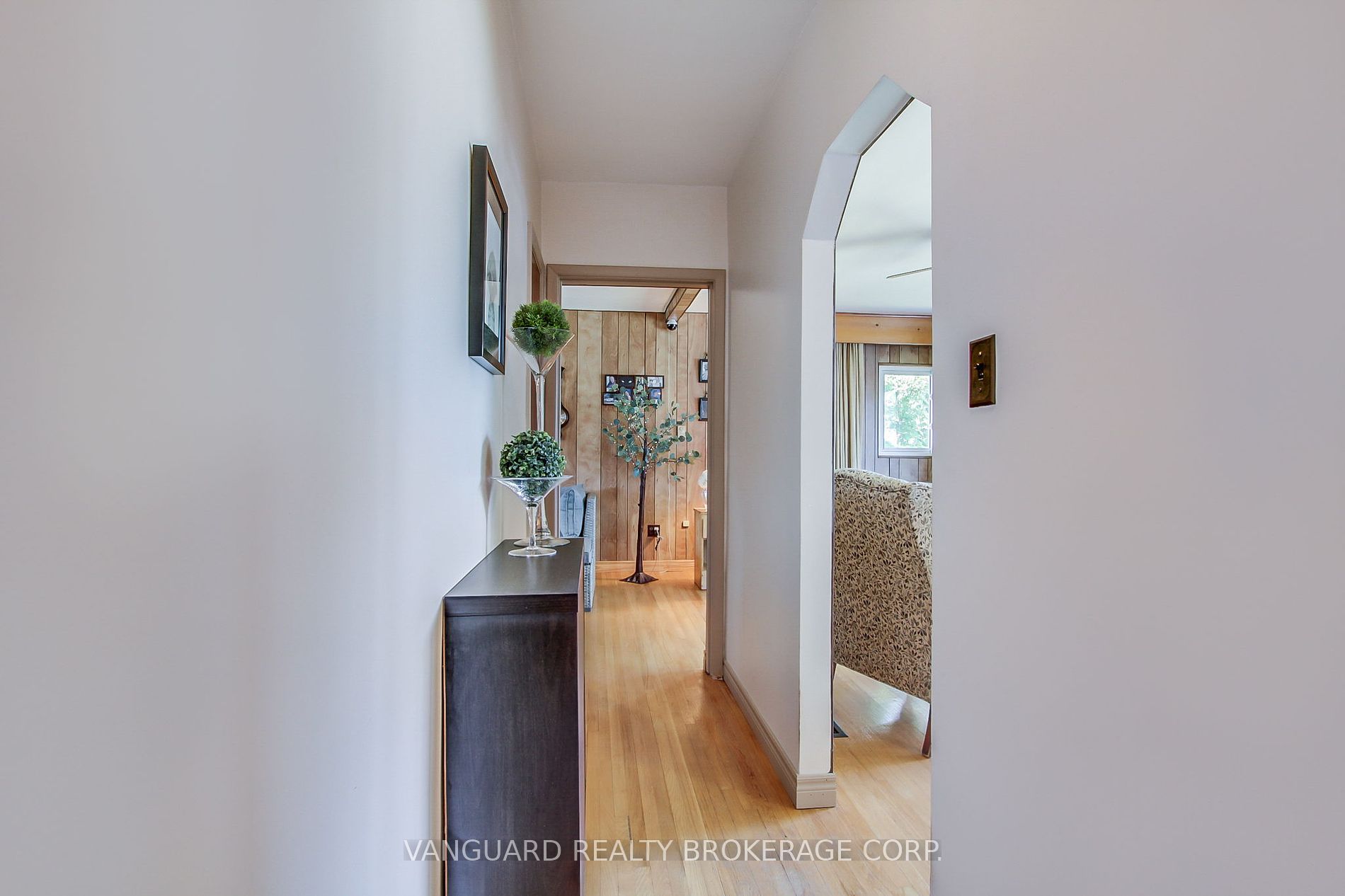 92 Ellwood Dr W