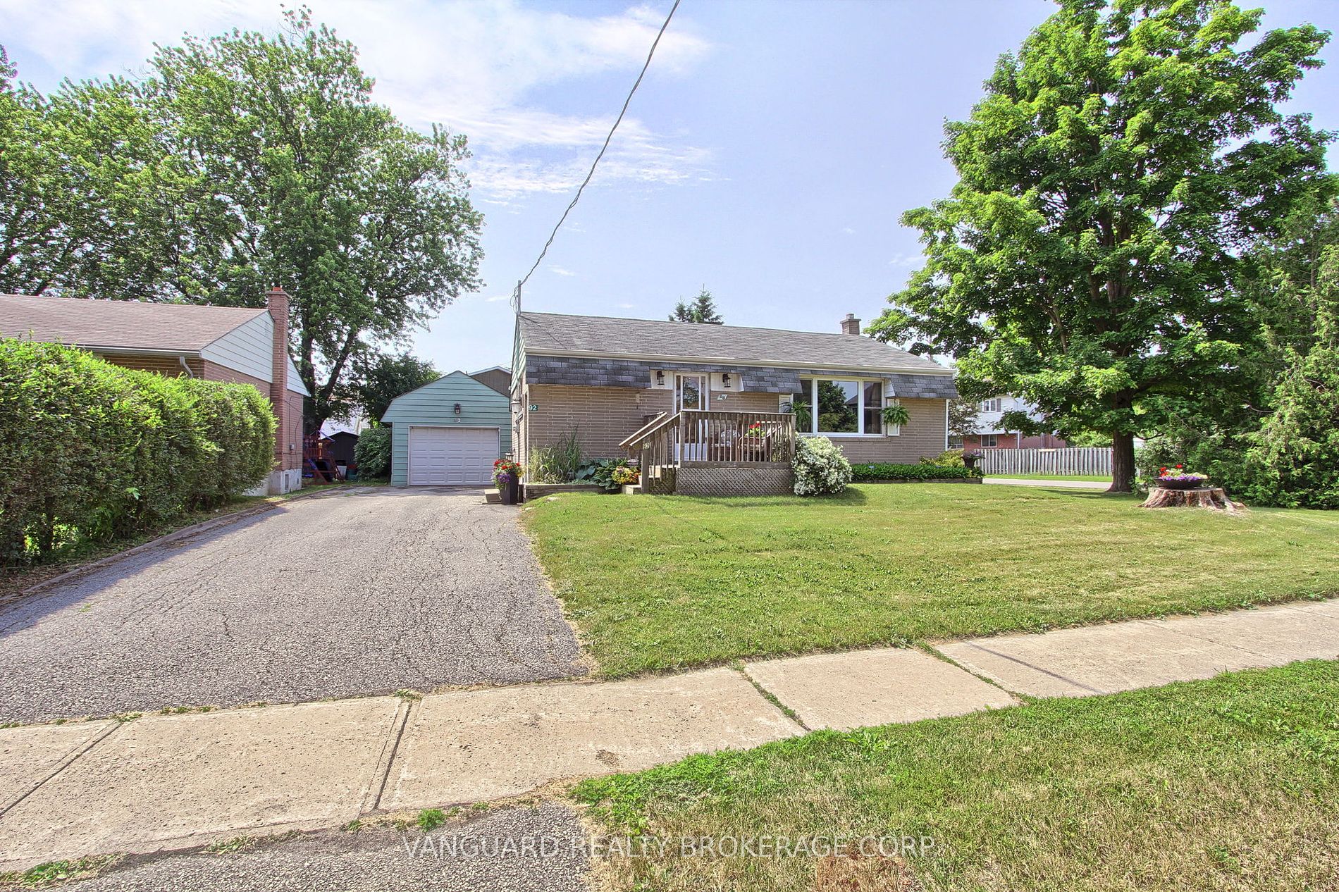 92 Ellwood Dr W