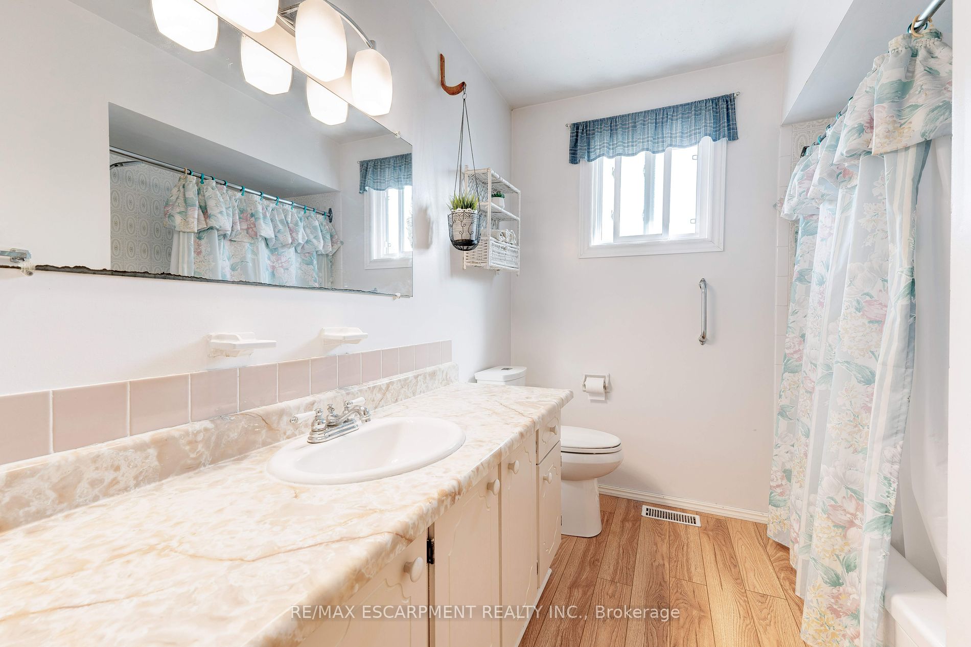 2358 Arnold Crescent