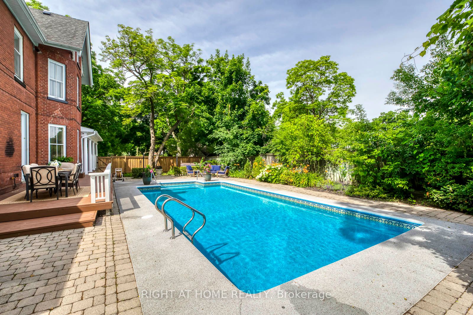 118 Main St S