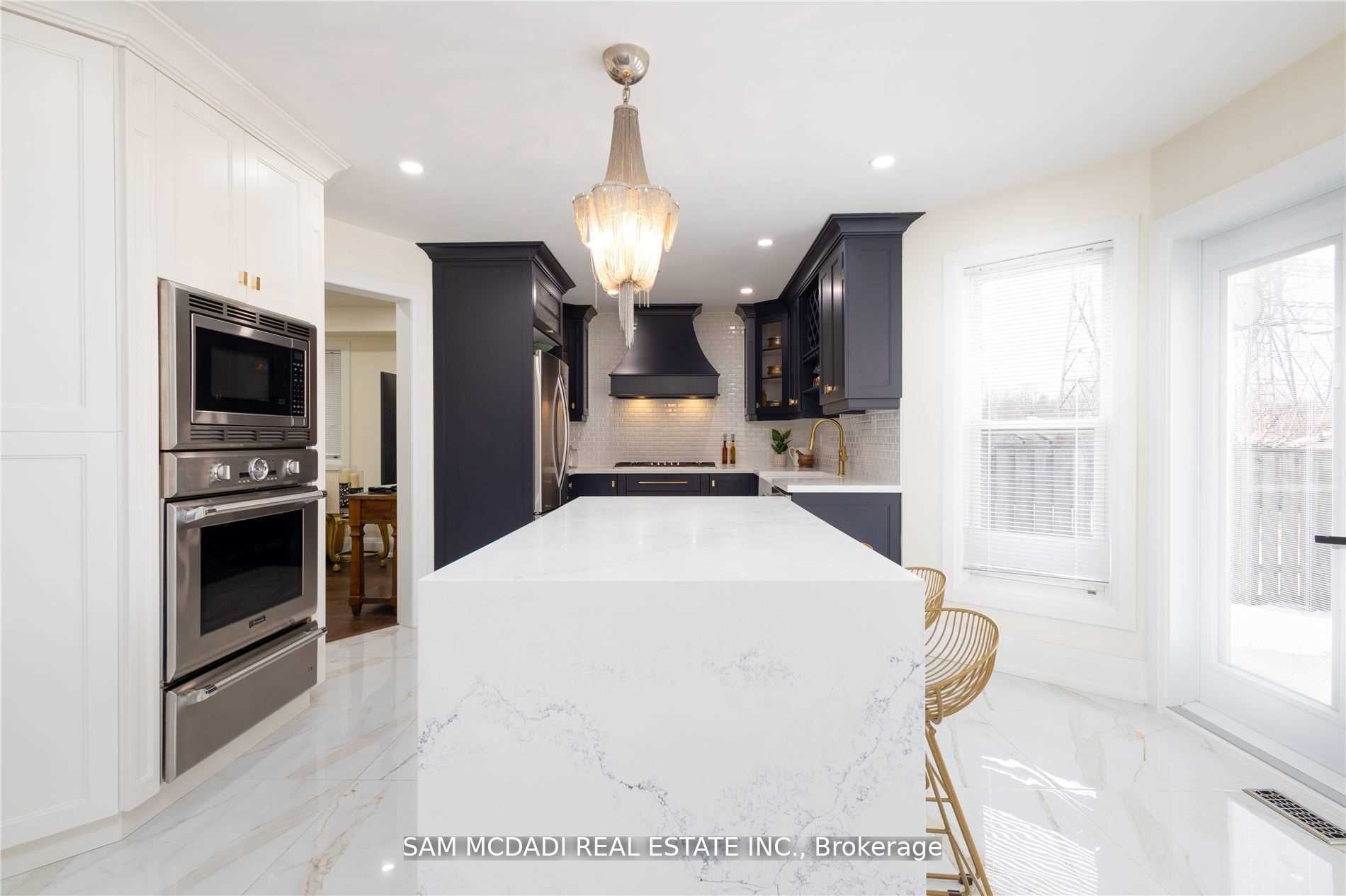 1099 Hedge Dr