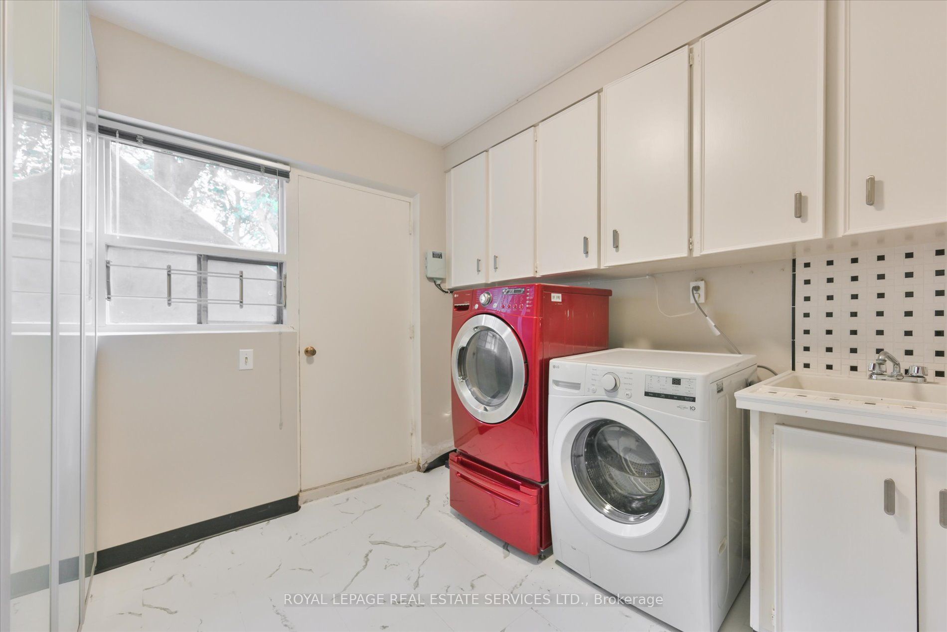 19 Ridgegate Crescent