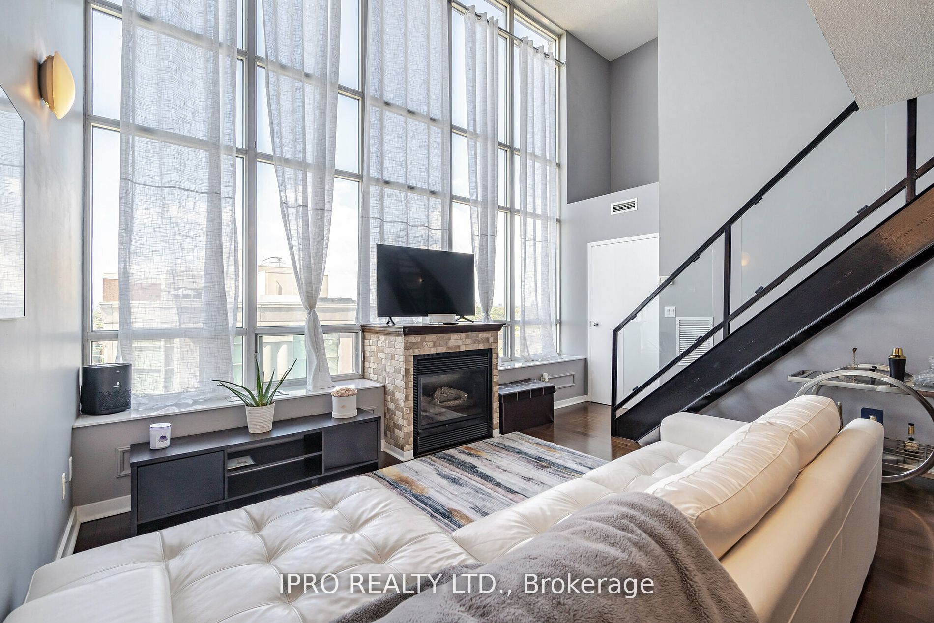 250 Manitoba St, #715