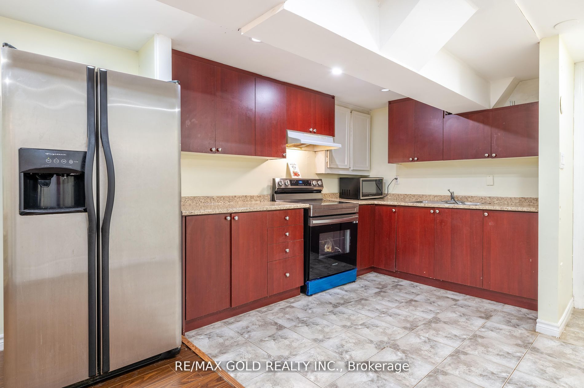 15 Bruce Beer Dr