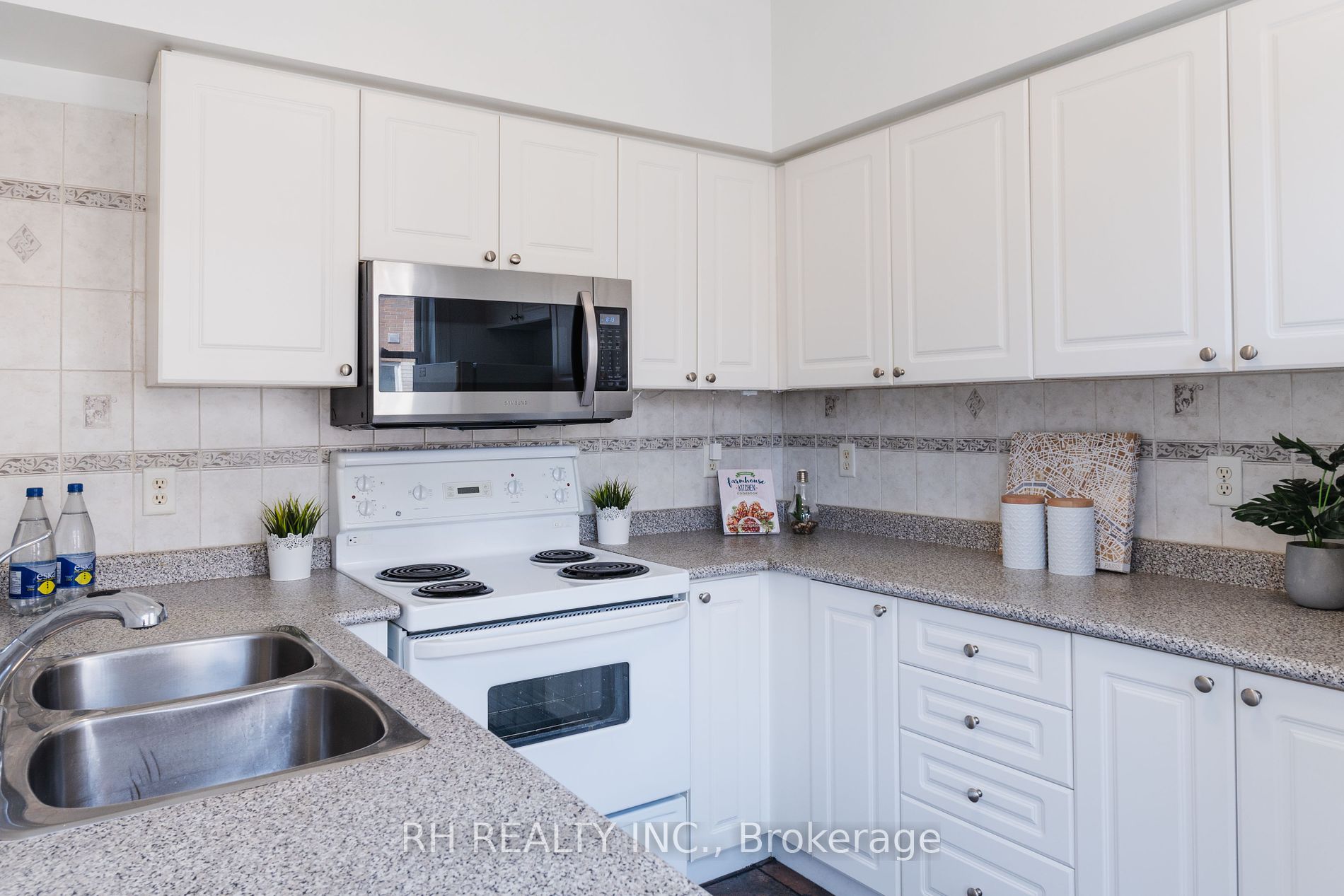 760 Lawrence Ave W, #90