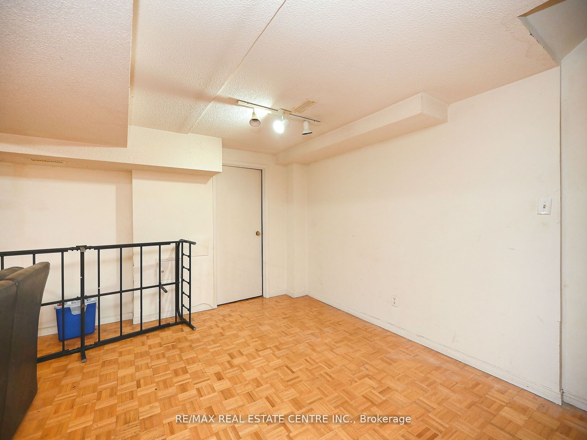 4326 Waterford Cres