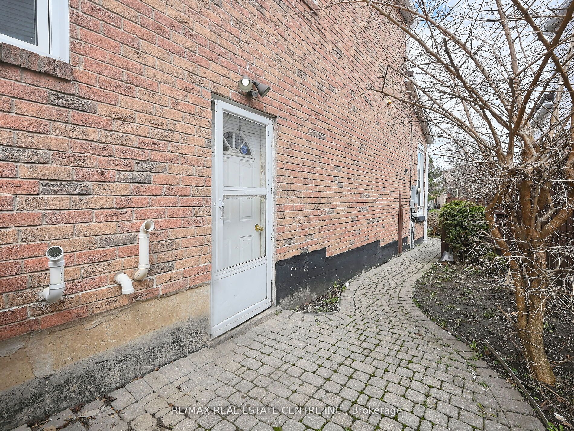 4326 Waterford Cres