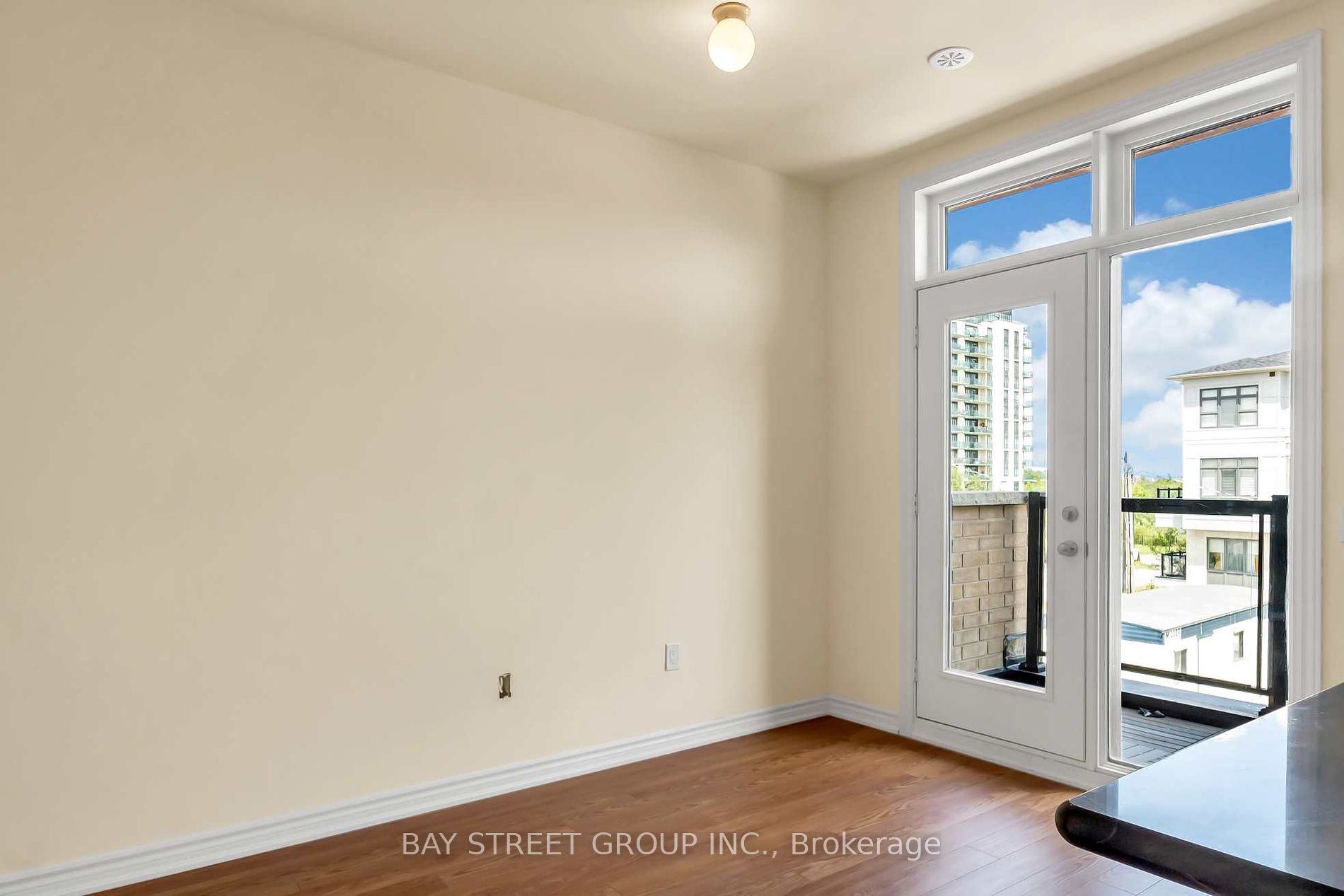 10 HALLIFORD Pl, #313