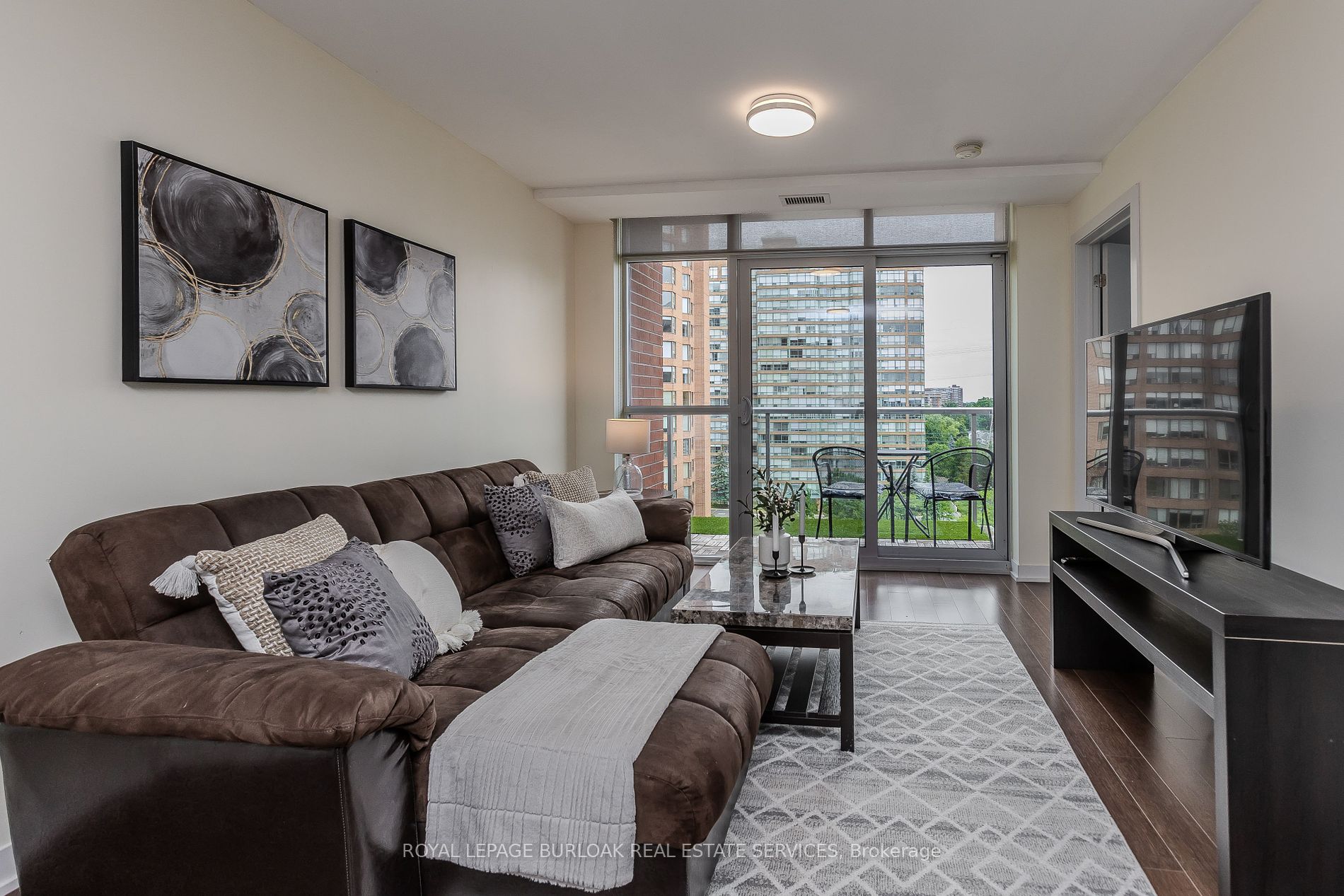 551 Maple Ave, #814