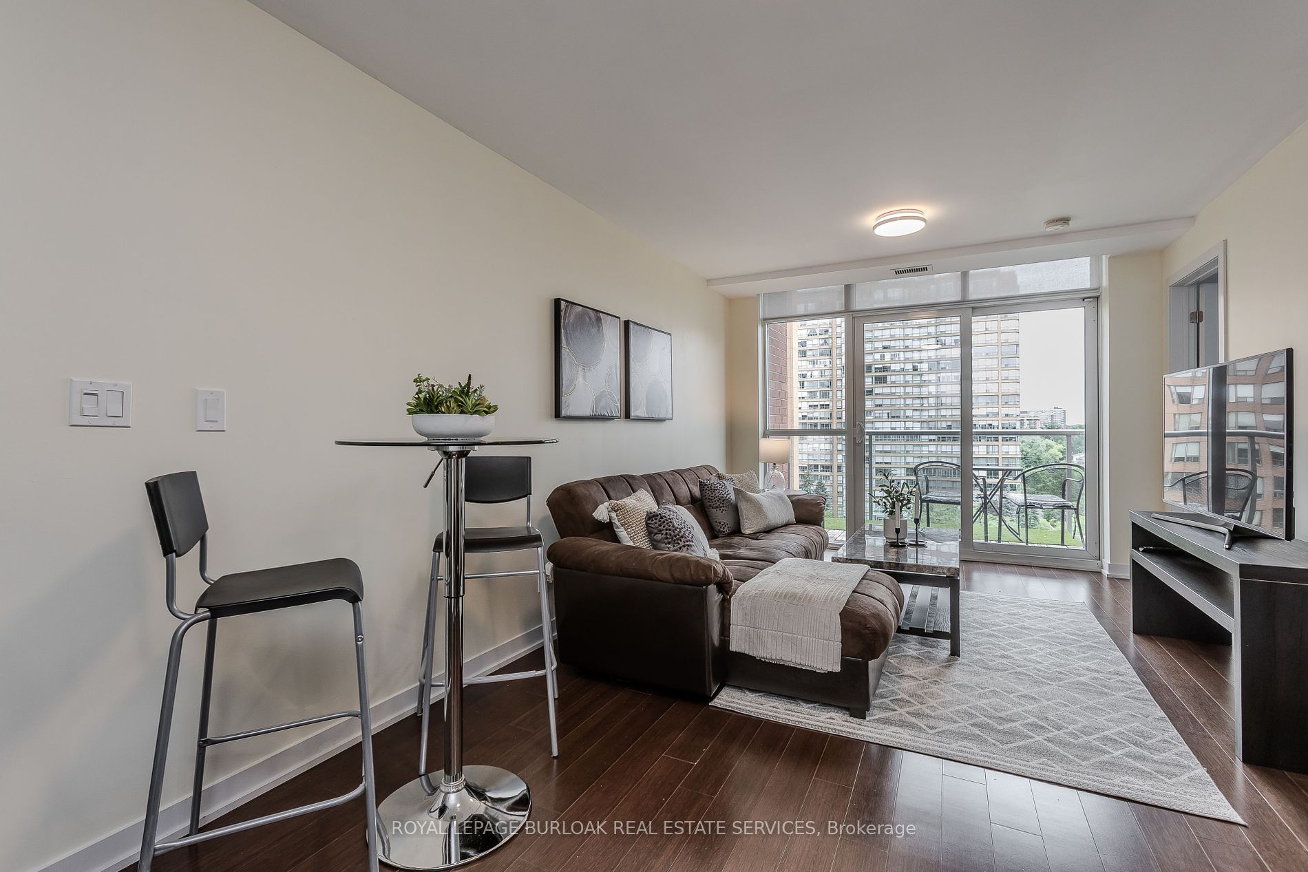 551 Maple Ave, #814