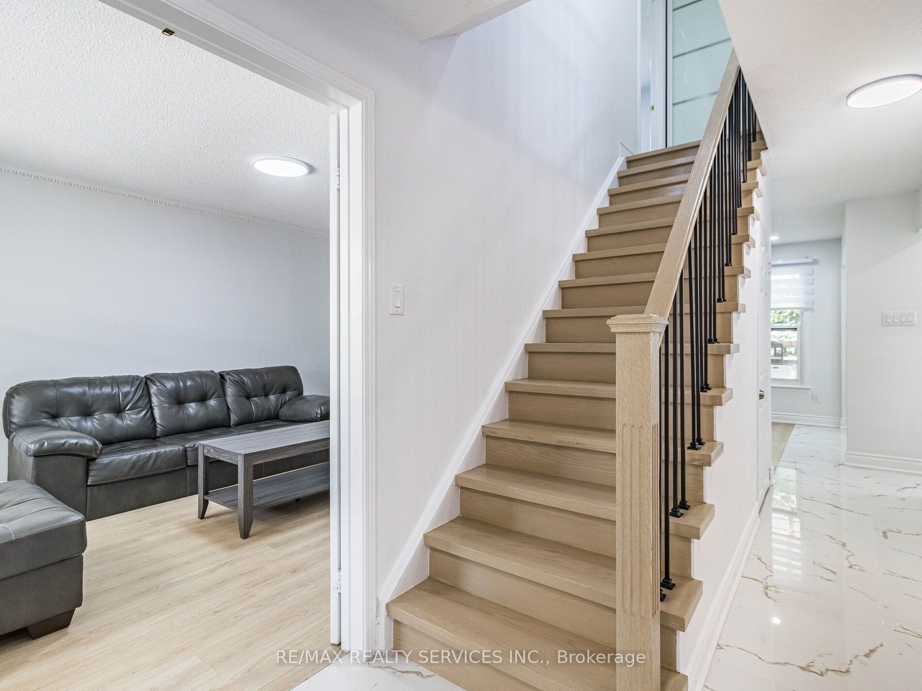 10 Nuttall St