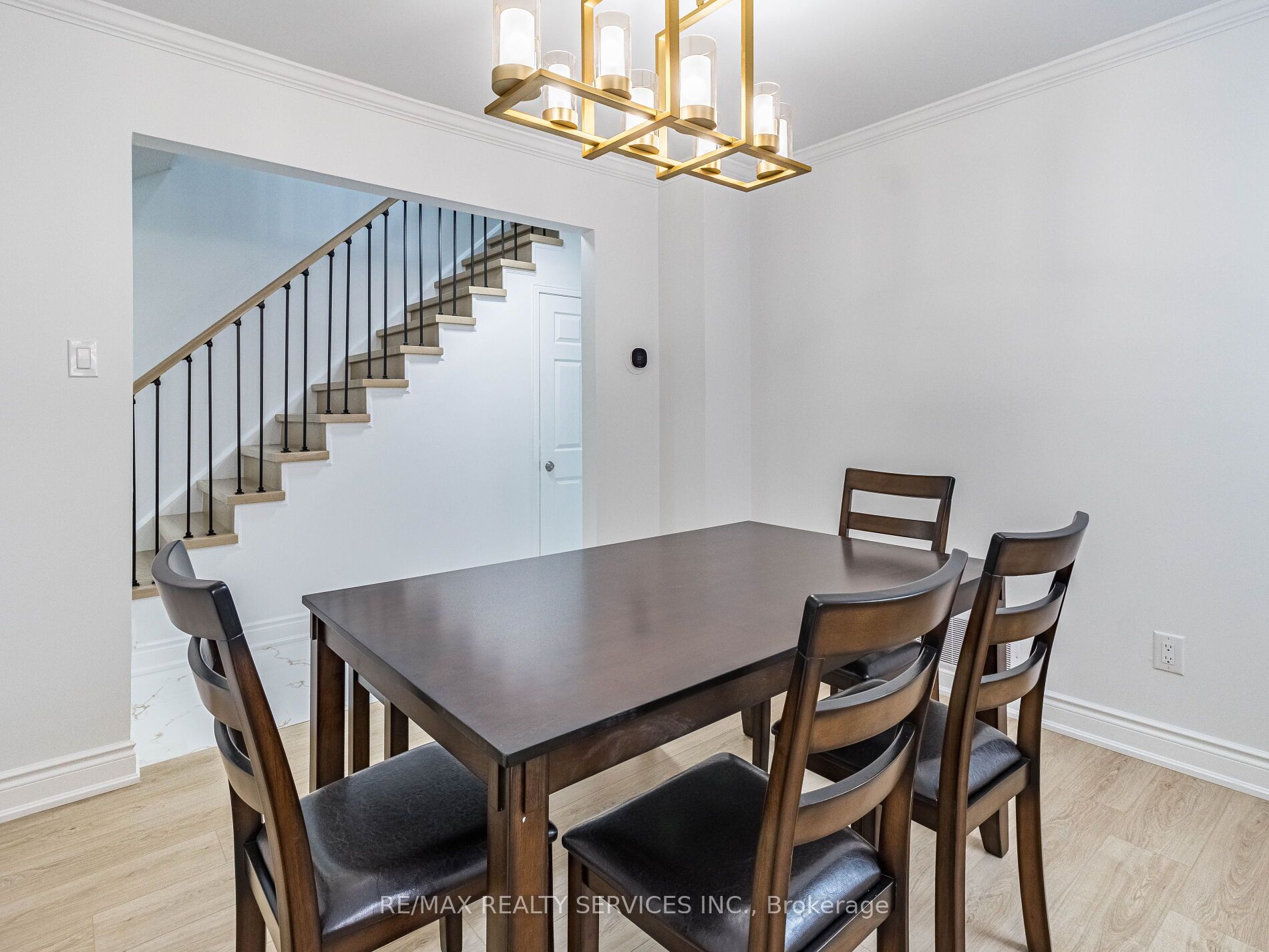 10 Nuttall St