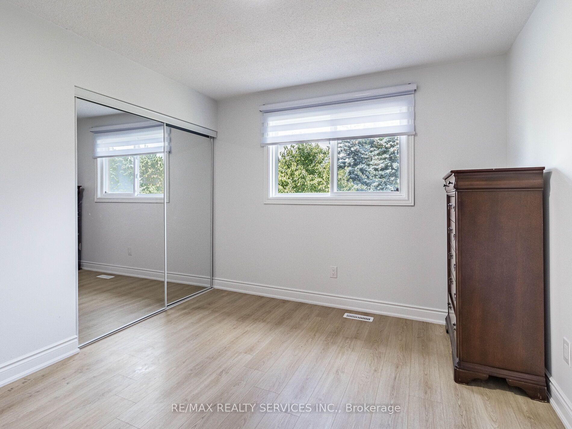 10 Nuttall St