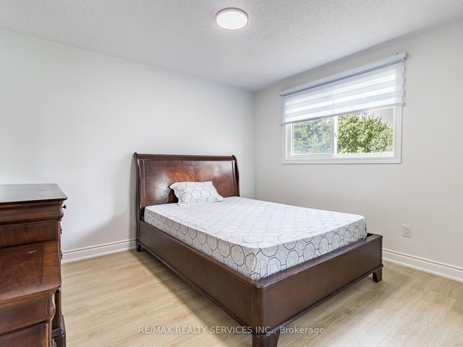 10 Nuttall St