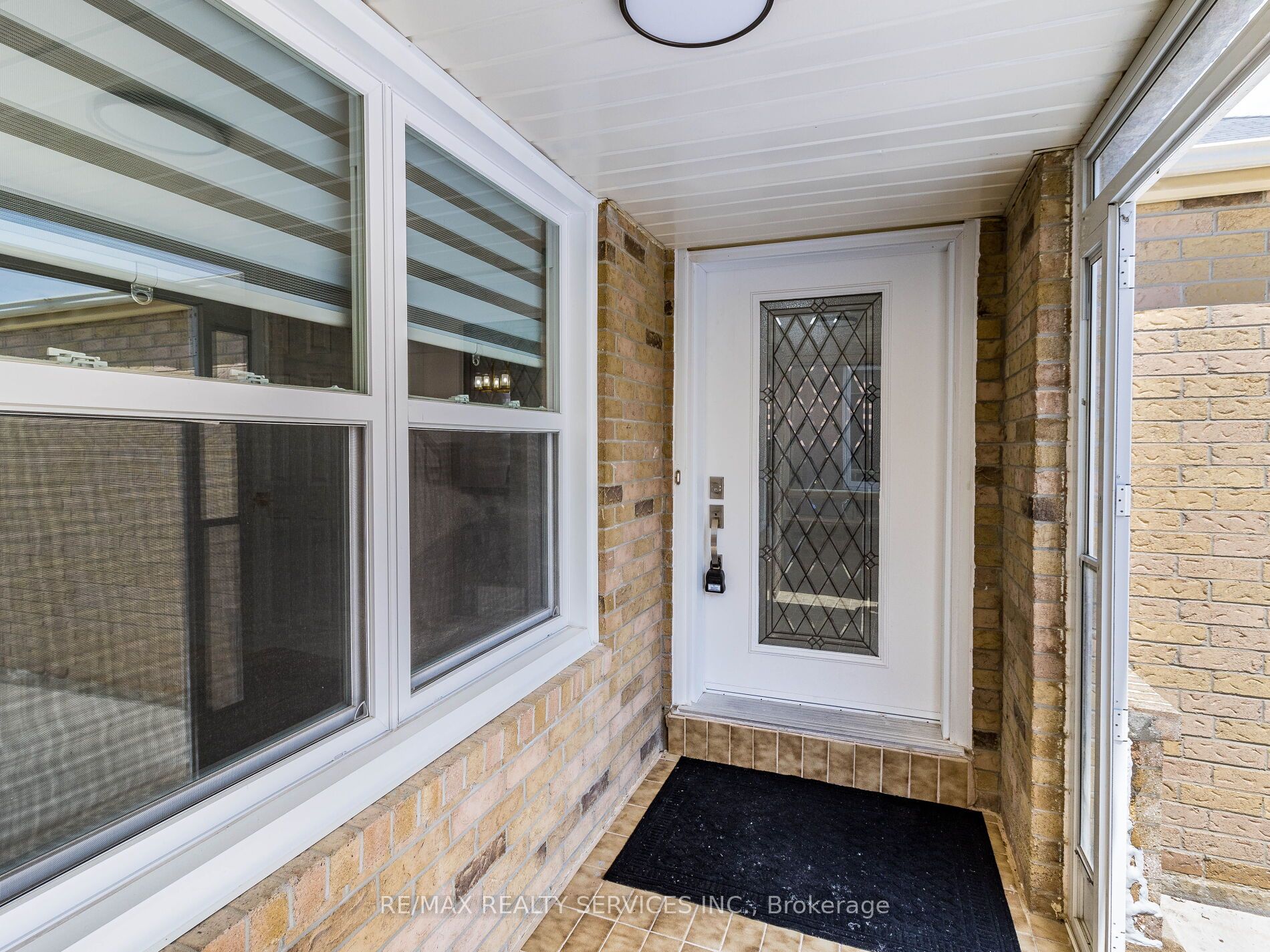 10 Nuttall St