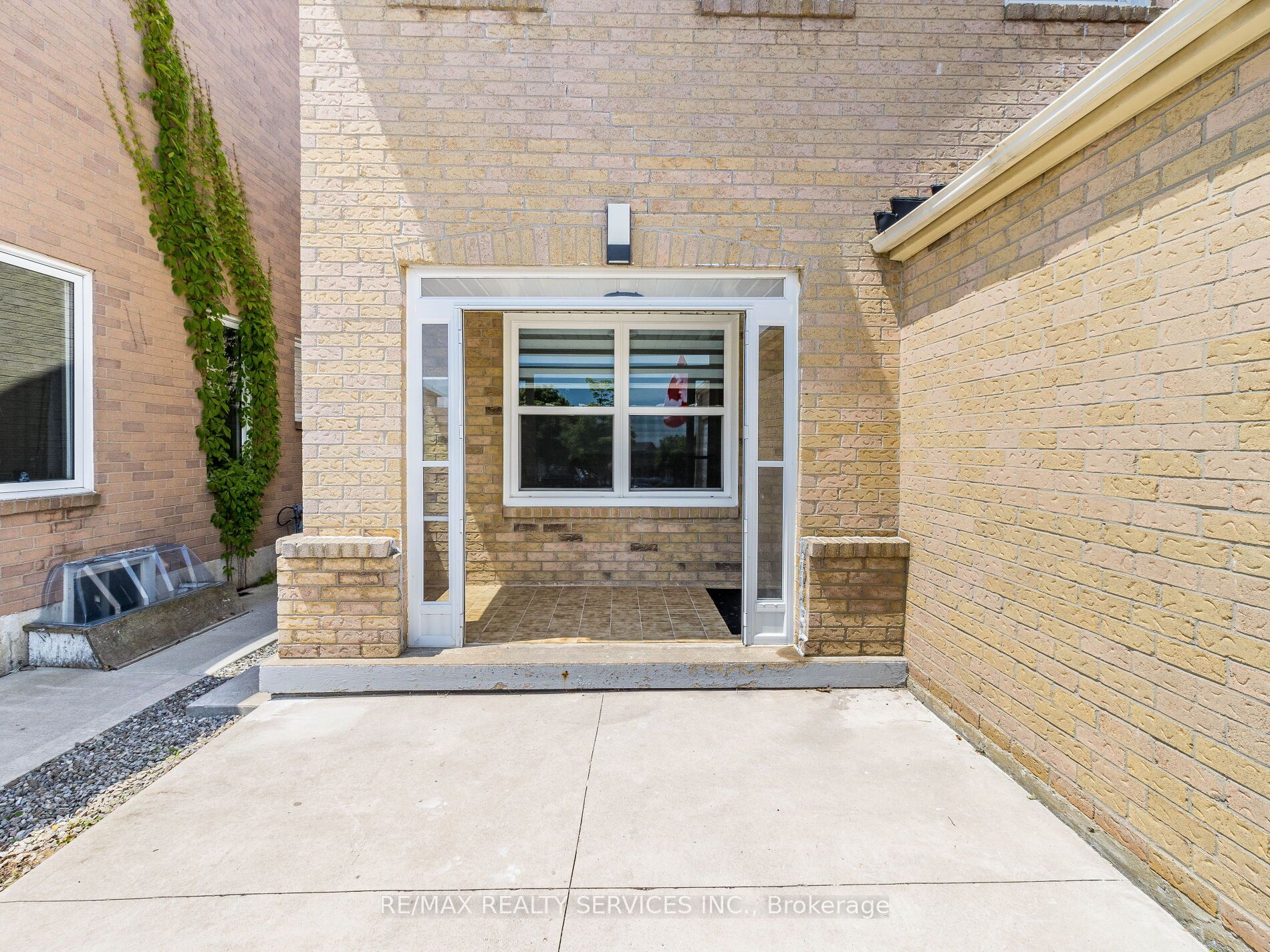 10 Nuttall St