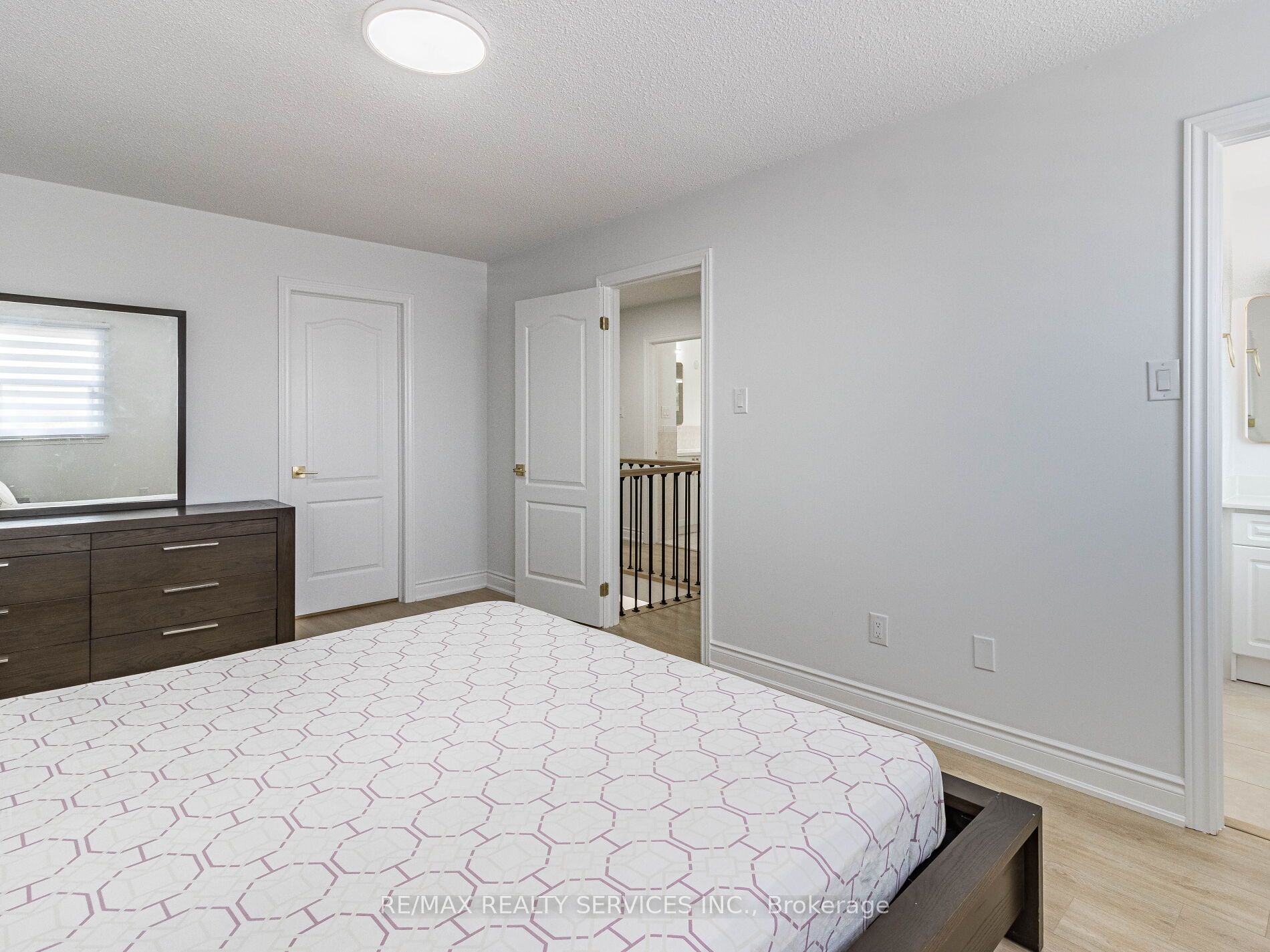 10 Nuttall St