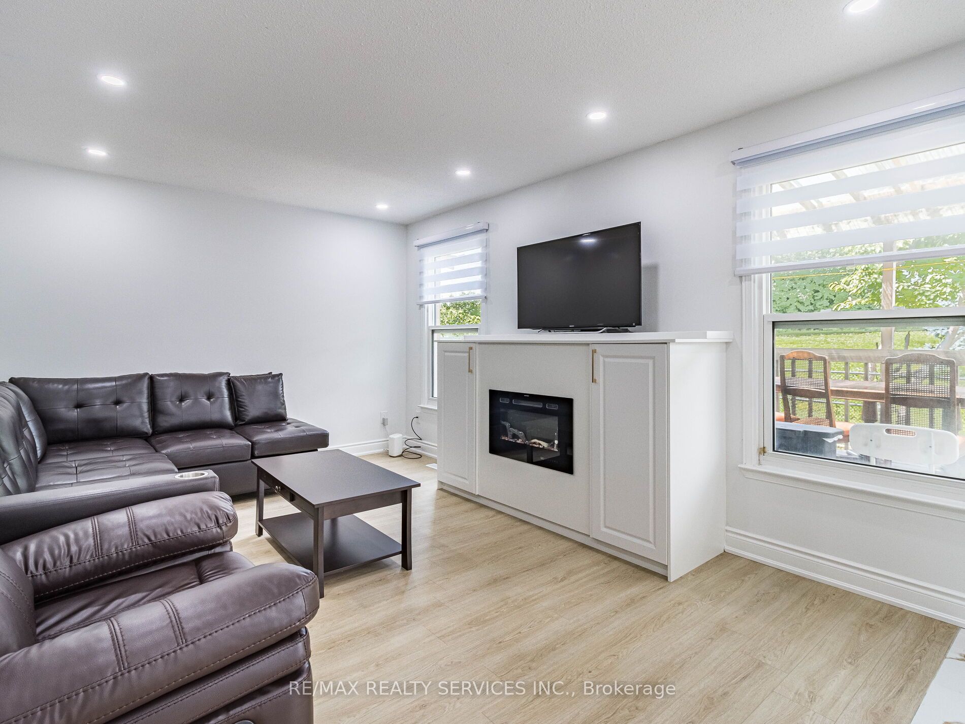 10 Nuttall St