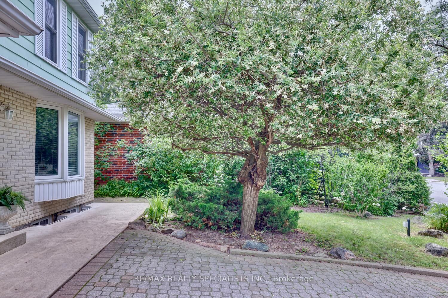 2420 Winthrop Cres