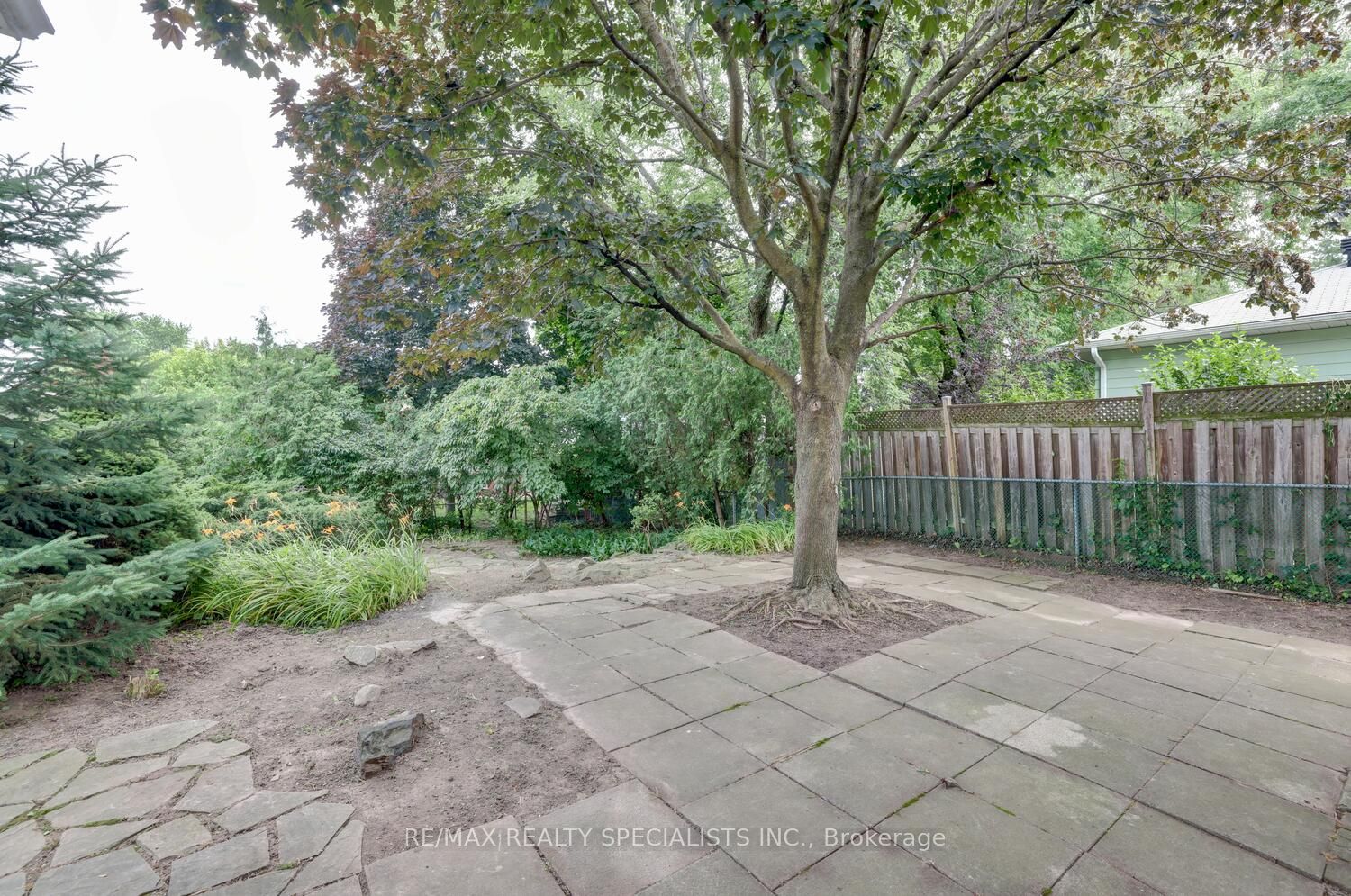 2420 Winthrop Cres