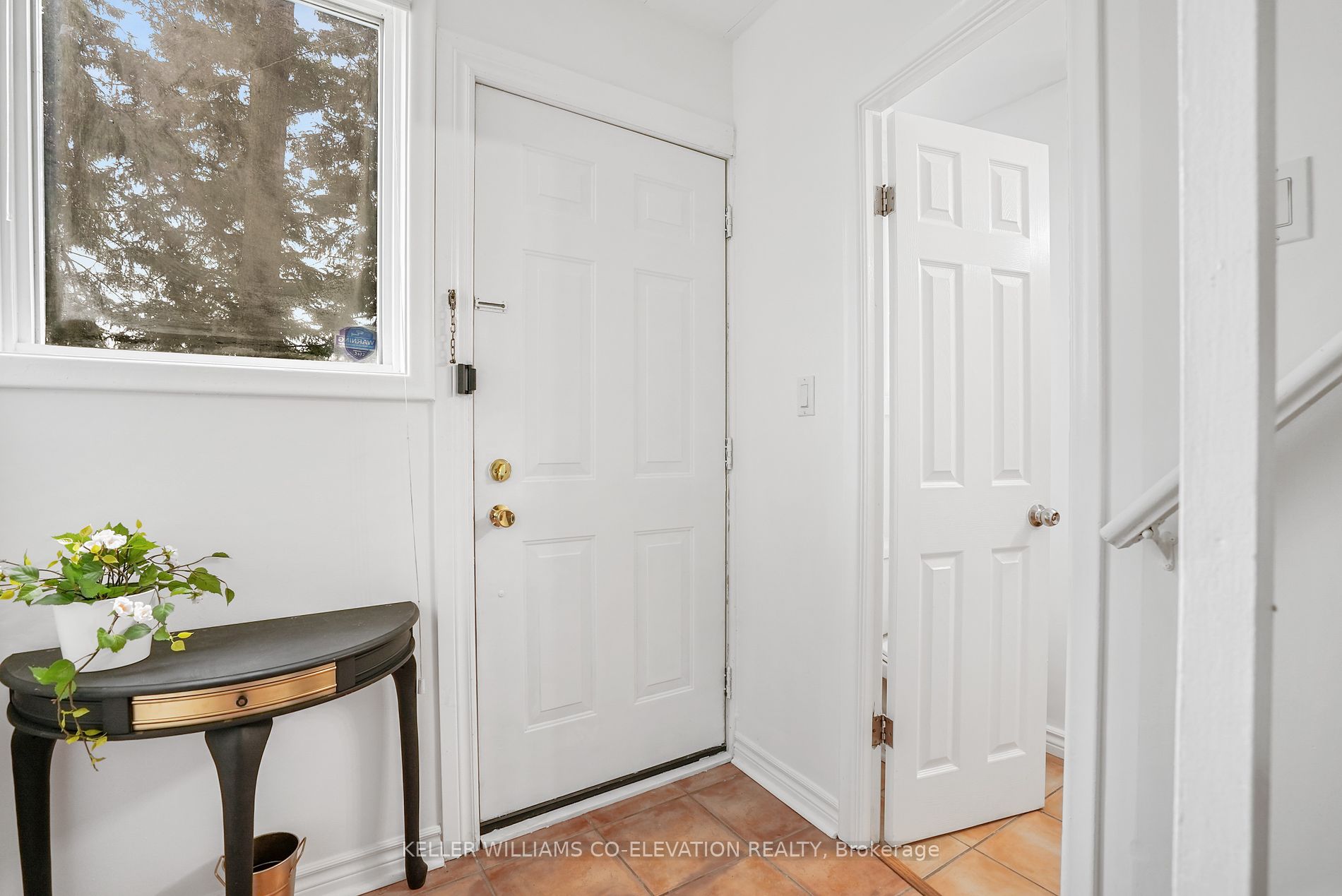 1136 Bronte Rd