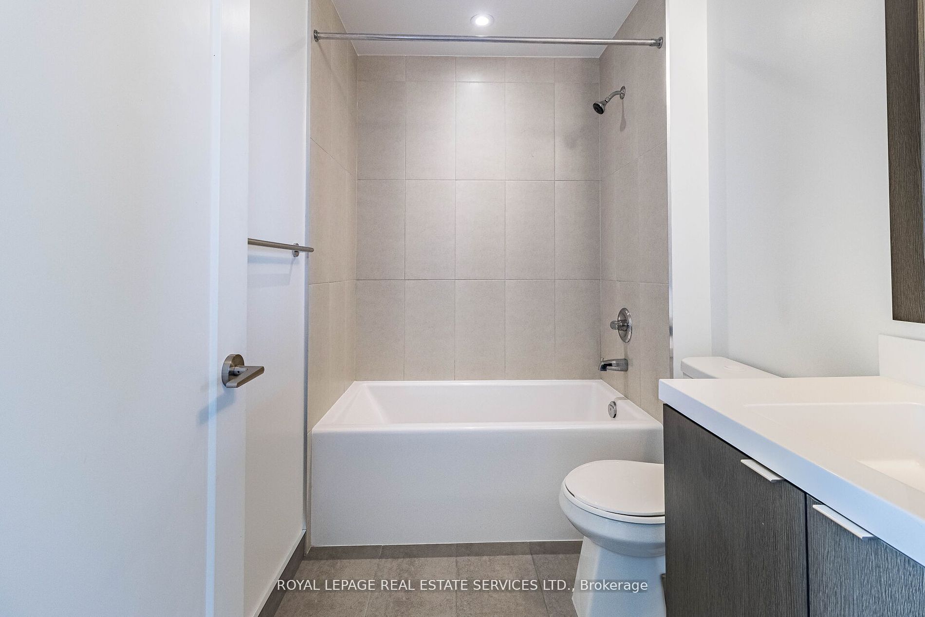 9 Mabelle Ave, #3326