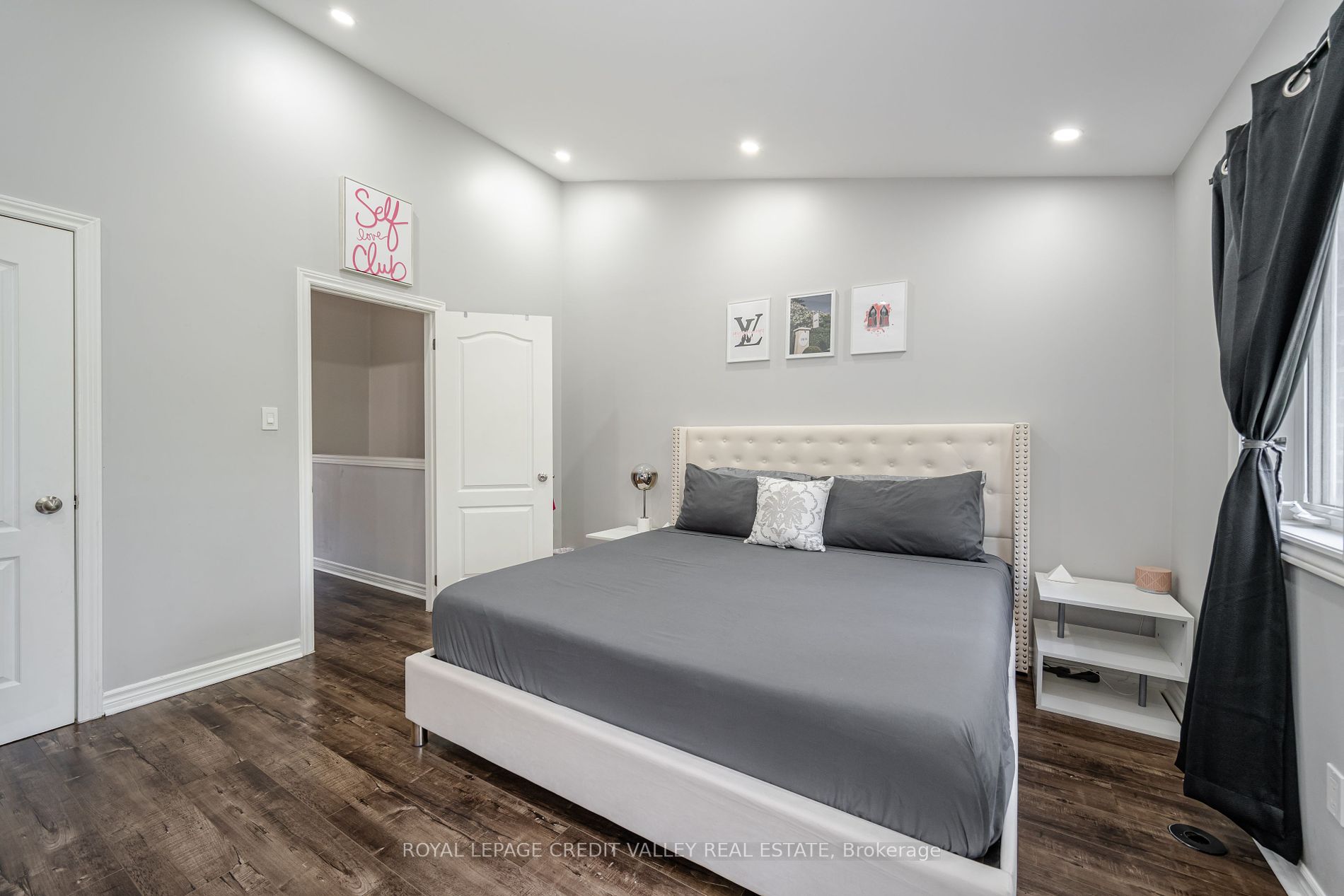 16 Piggott Mews