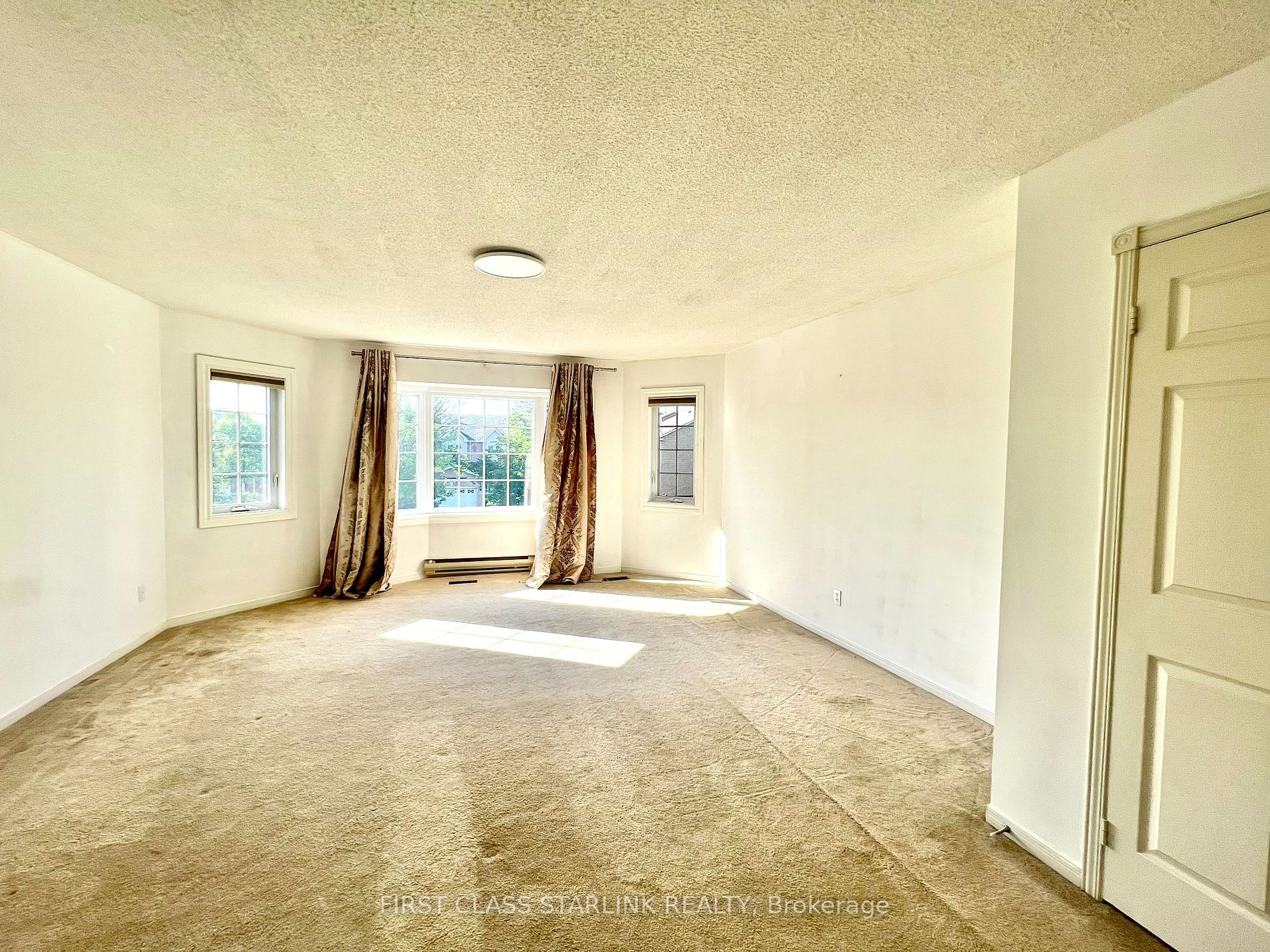 1048 Charminster Cres, #Upper