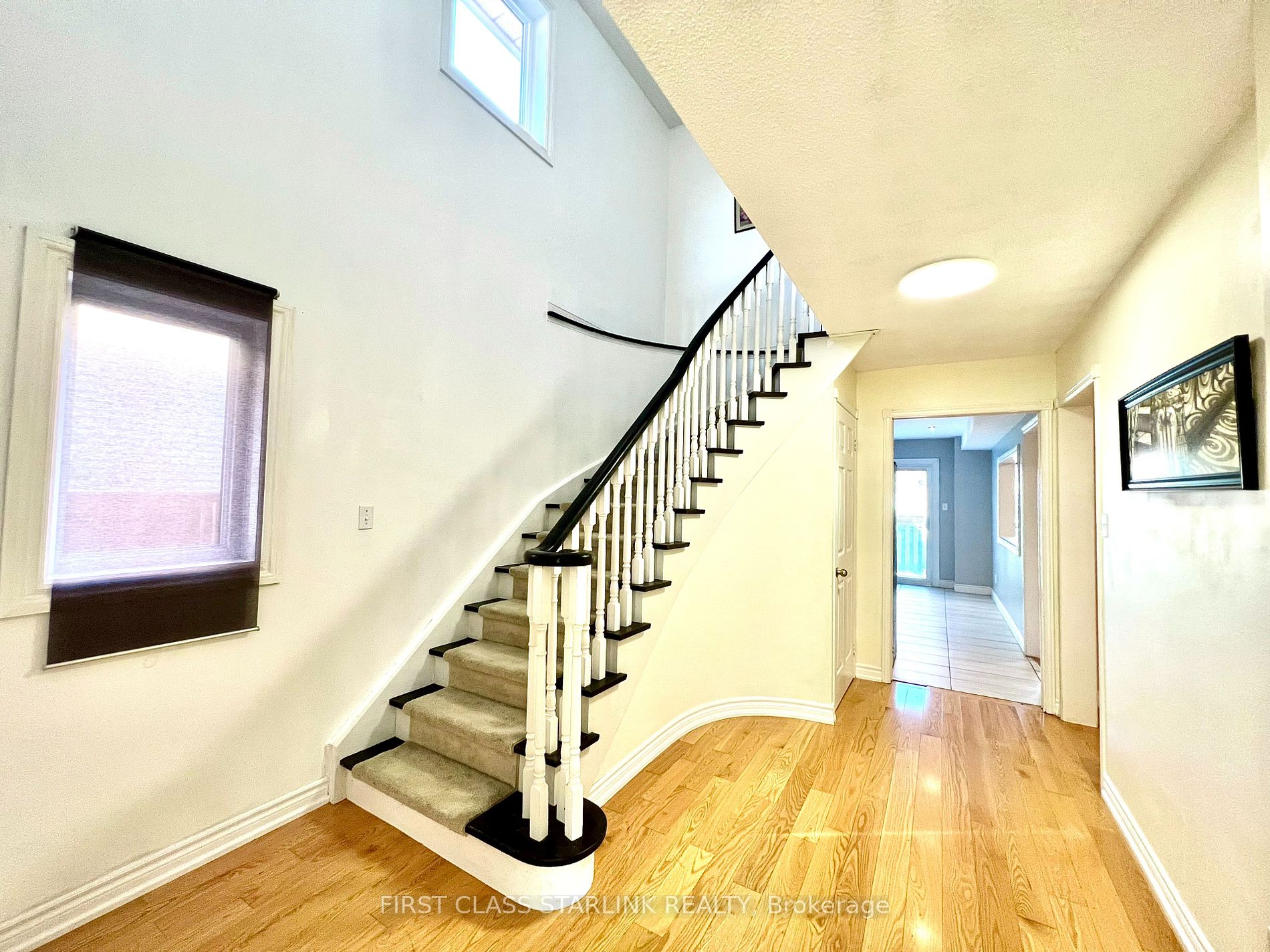 1048 Charminster Cres, #Upper