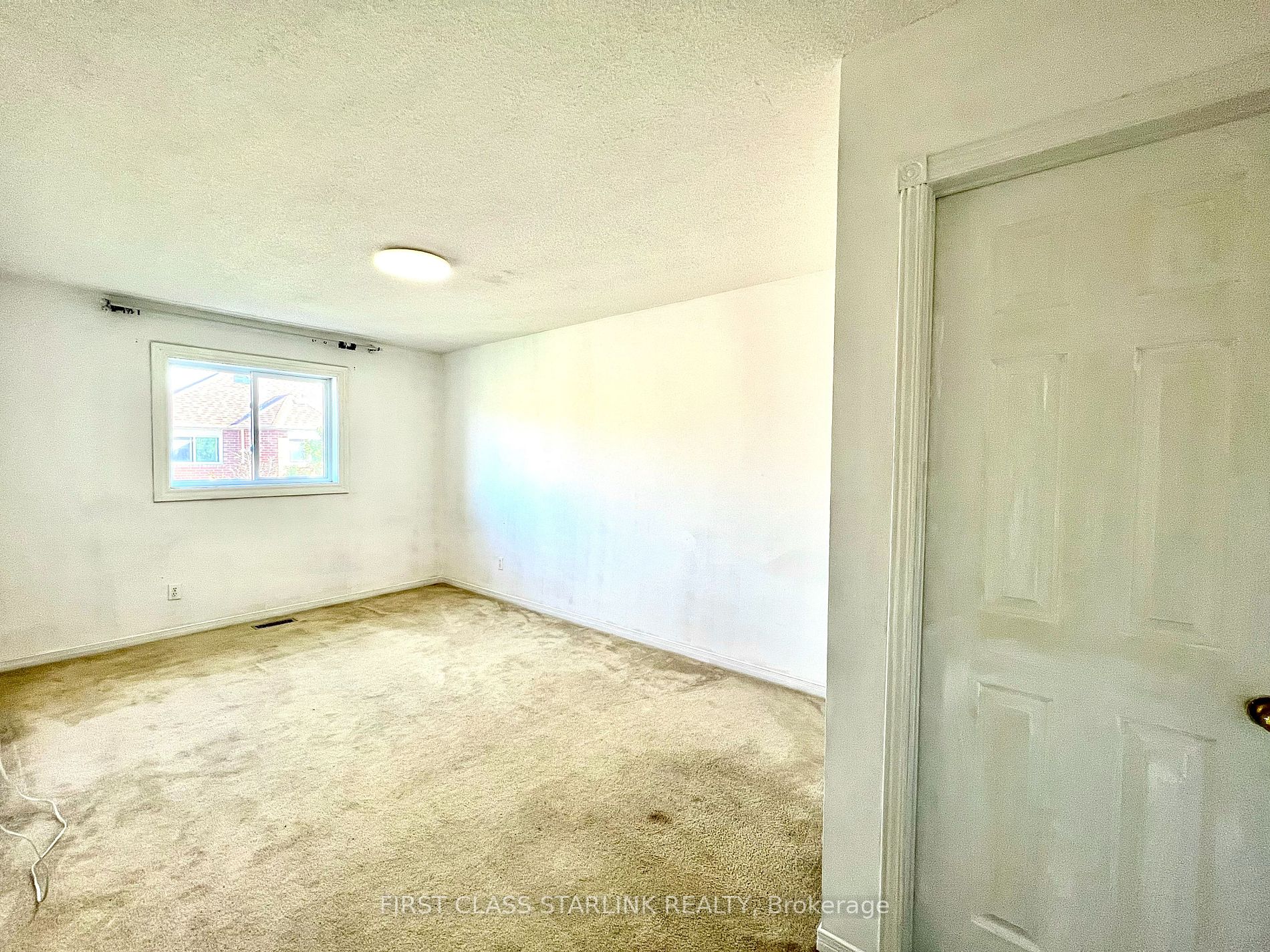 1048 Charminster Cres, #Upper