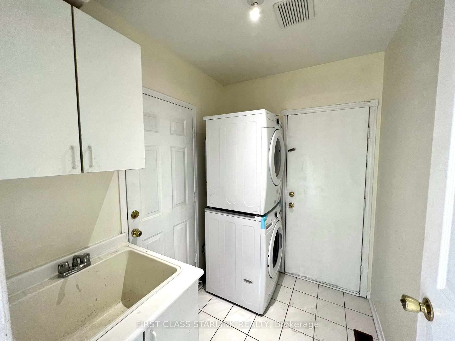 1048 Charminster Cres, #Upper