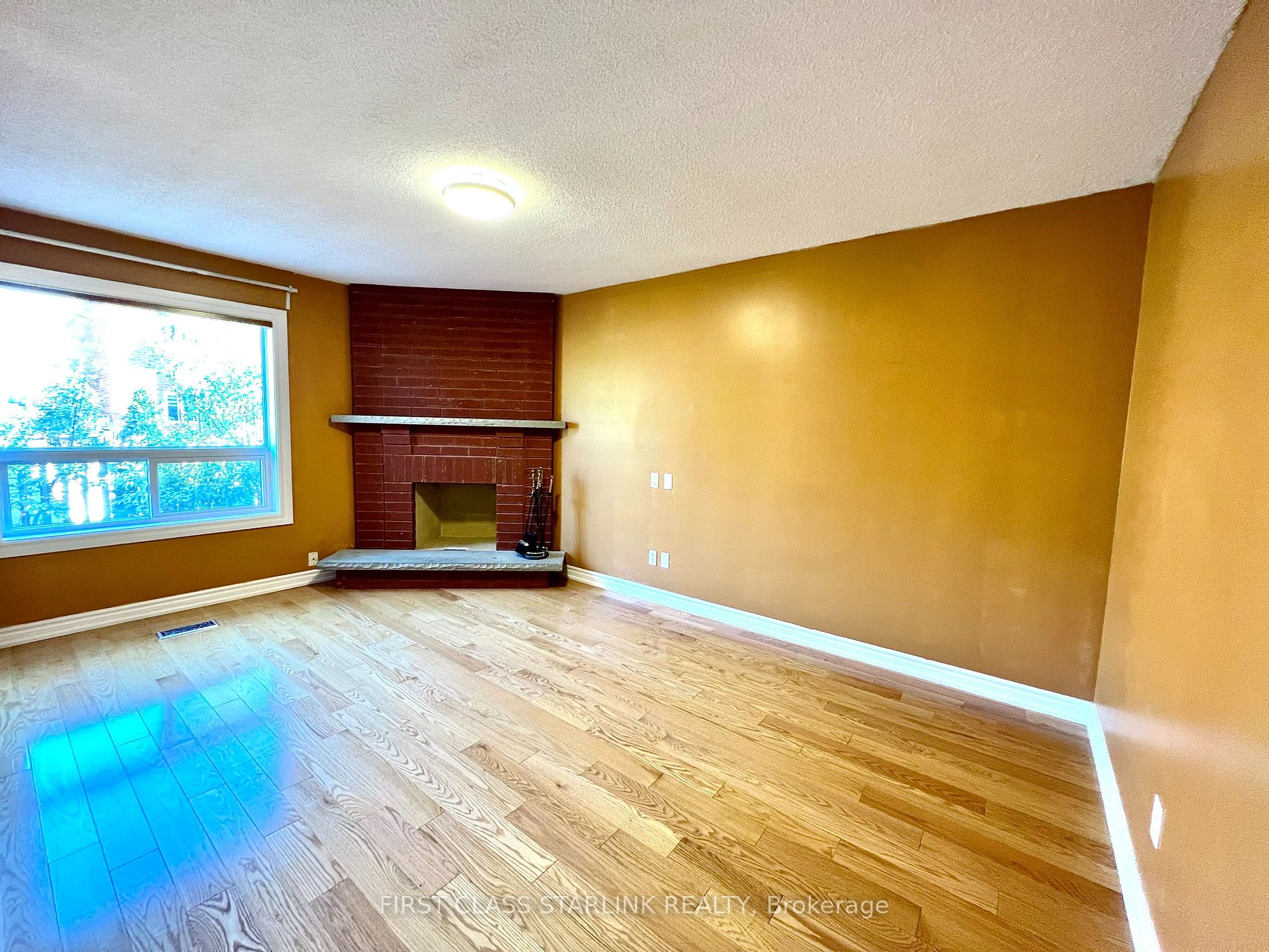 1048 Charminster Cres, #Upper