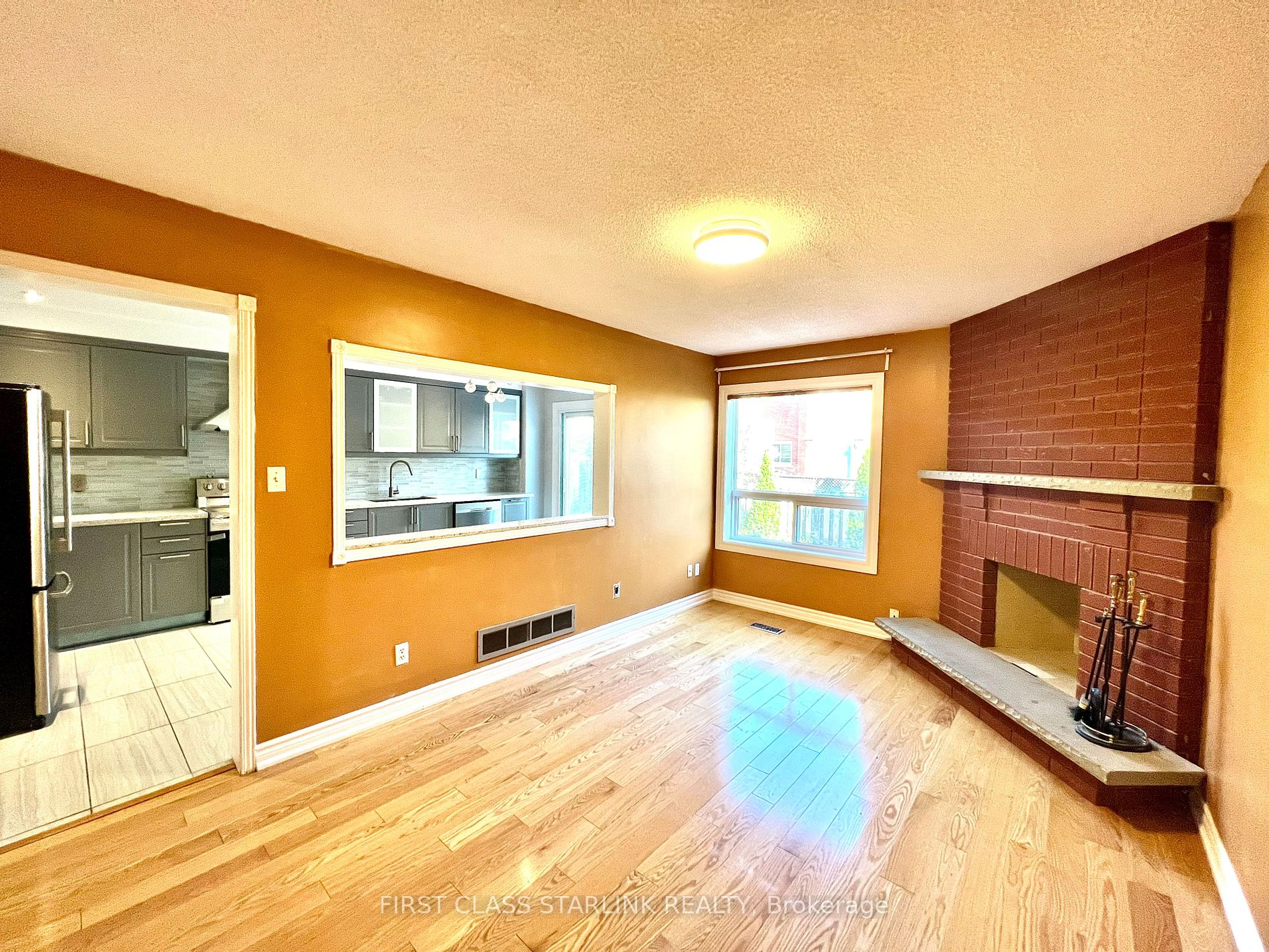 1048 Charminster Cres, #Upper
