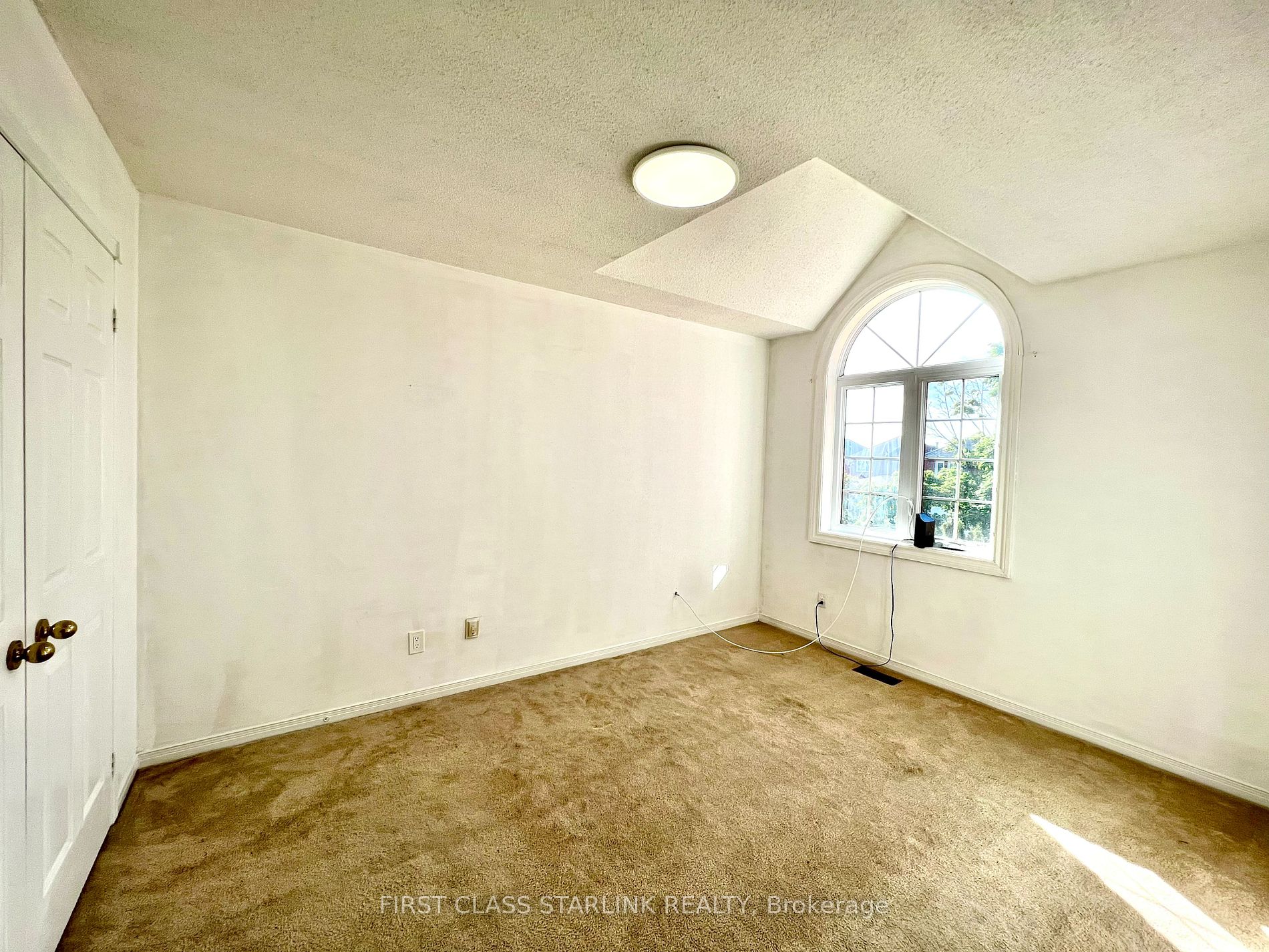 1048 Charminster Cres, #Upper