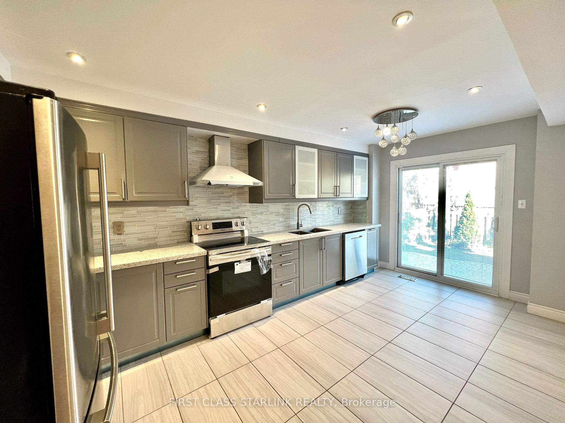 1048 Charminster Cres, #Upper