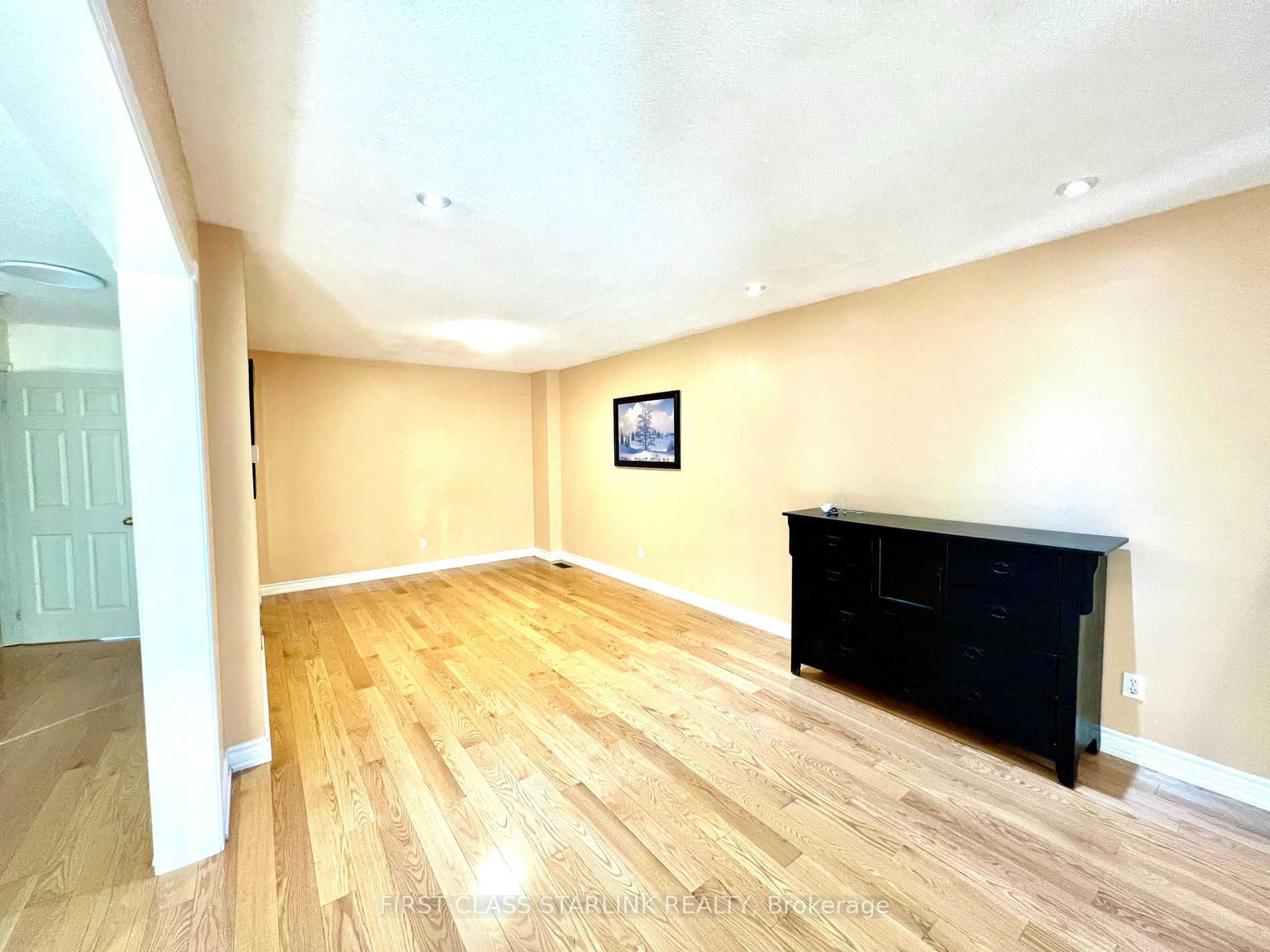1048 Charminster Cres, #Upper